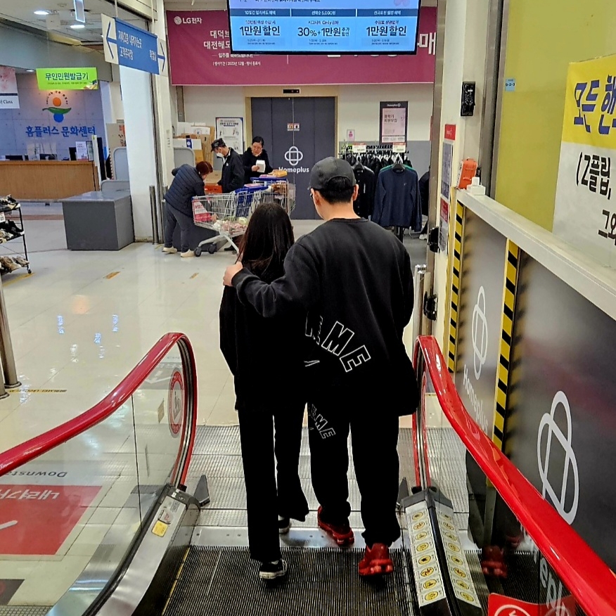 Nike x Supreme Shox Ride 2 SP Red, Supreme x Nike Arc Sweatpants Black - 22SS 착용 스타일 - 2