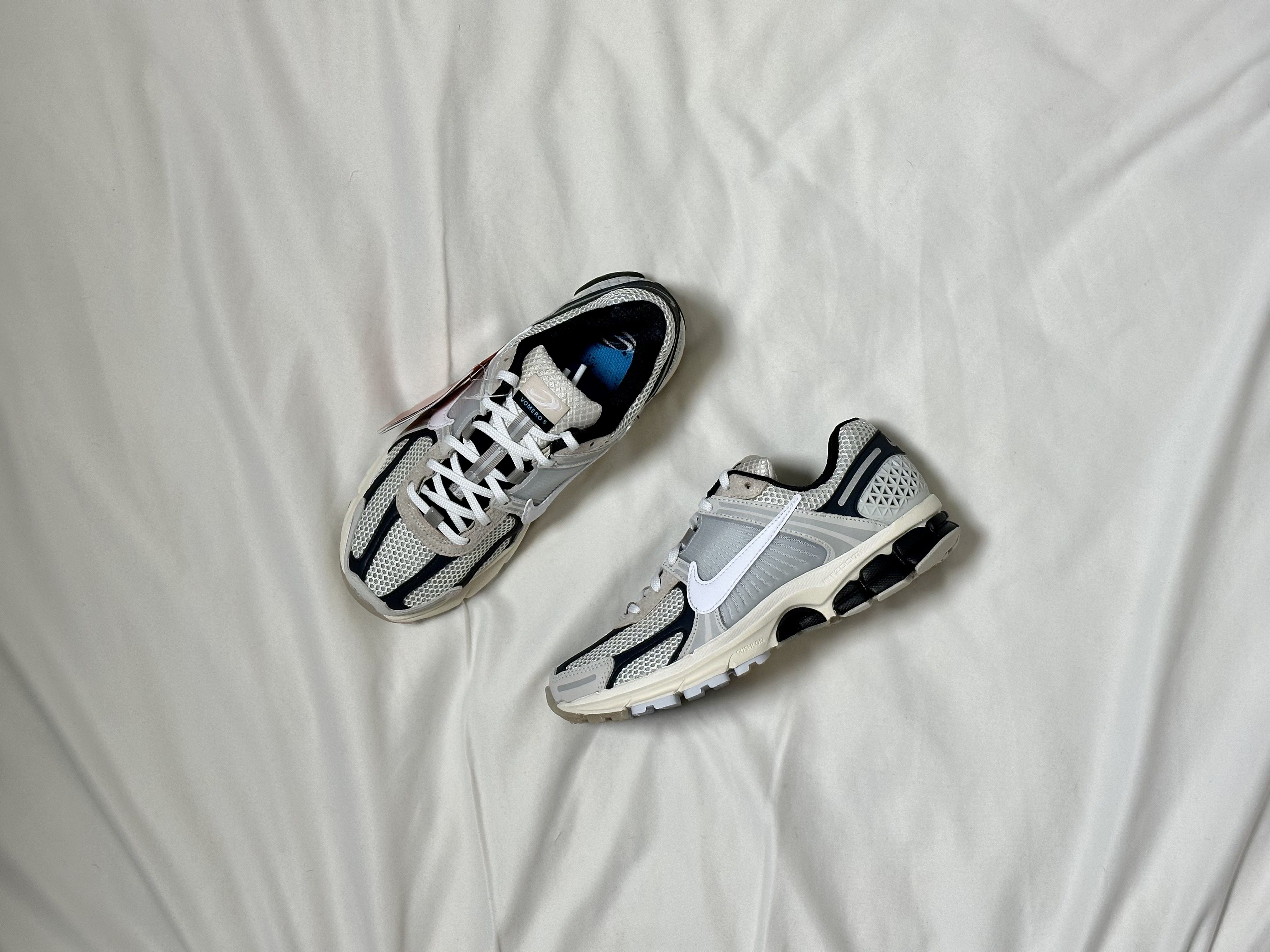 Nike Zoom Vomero 5 Light Bone and Black 착용 스타일 - 1