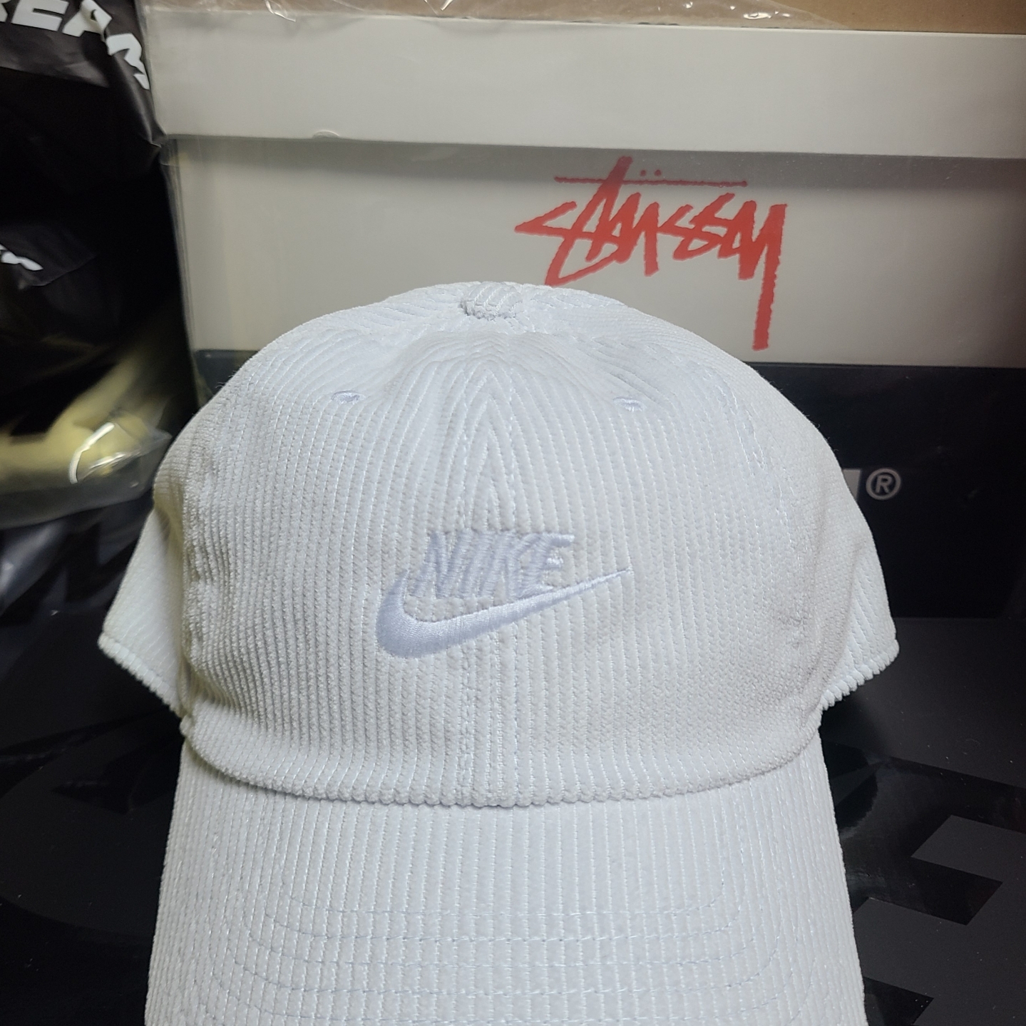 Nike Heritage 86 Corduroy Cap White, Nike NRG Swoosh Logo Hoodie Grey Heather 착용 스타일 - 1