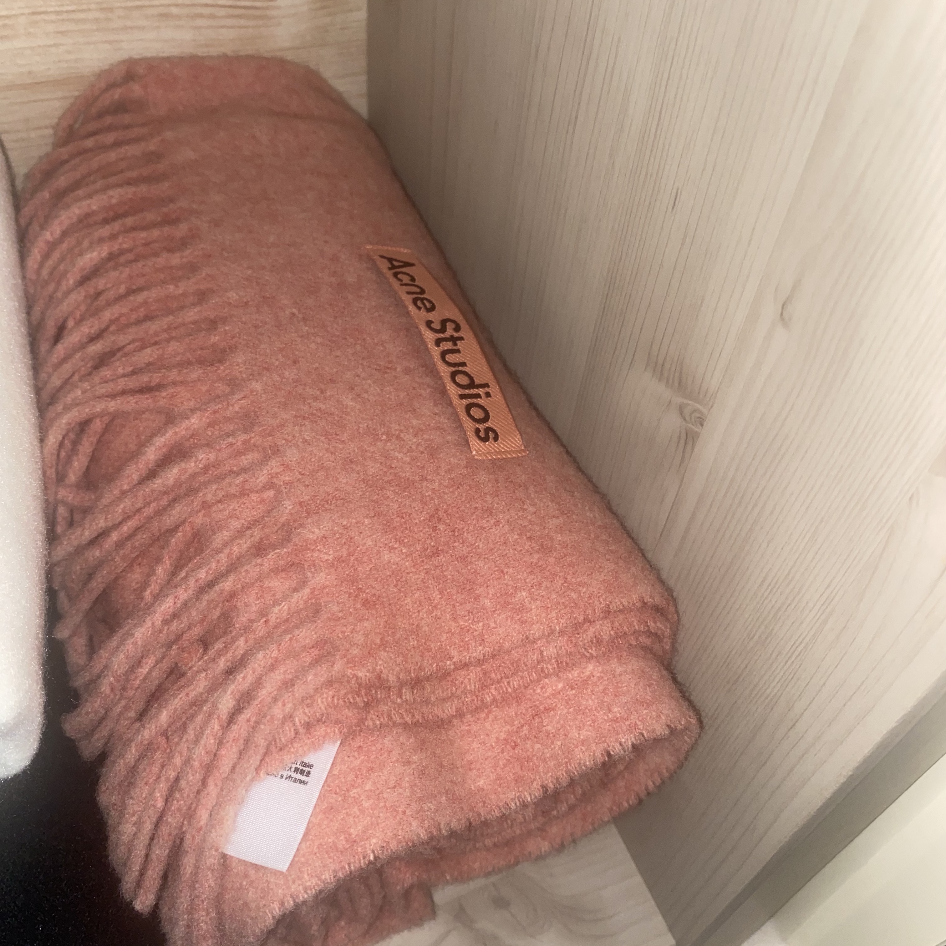 Acne Studios Canada Narrow New Wool Muffler Rose Melange 착용 스타일