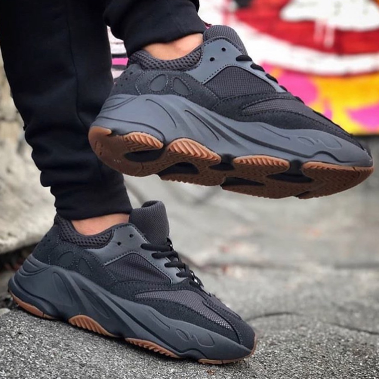 Adidas Yeezy Boost 700 Utility Black 2023 착용 스타일 - 6