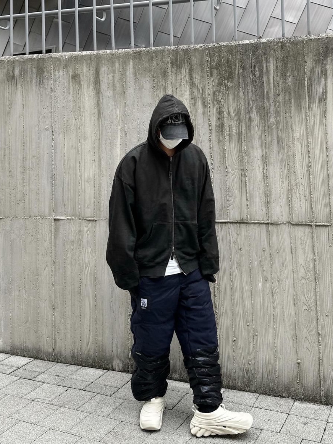 Undermycar Soundwave Dirty Coated Hood Zip-Up Black Oil - 23SS, The North Face x Undercover Soukuu 50 50 Down Pant TNF Black Aviator Navy 착용 스타일 - 2
