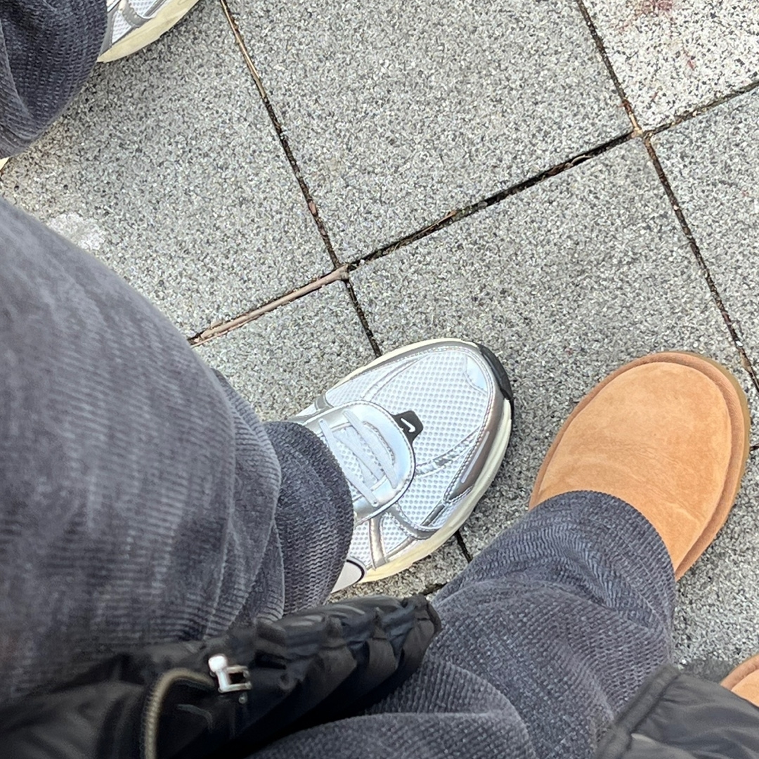 Nike V2K Run Summit White Metallic Silver, (W) UGG Classic Mini II Boots Chestnut 착용 스타일