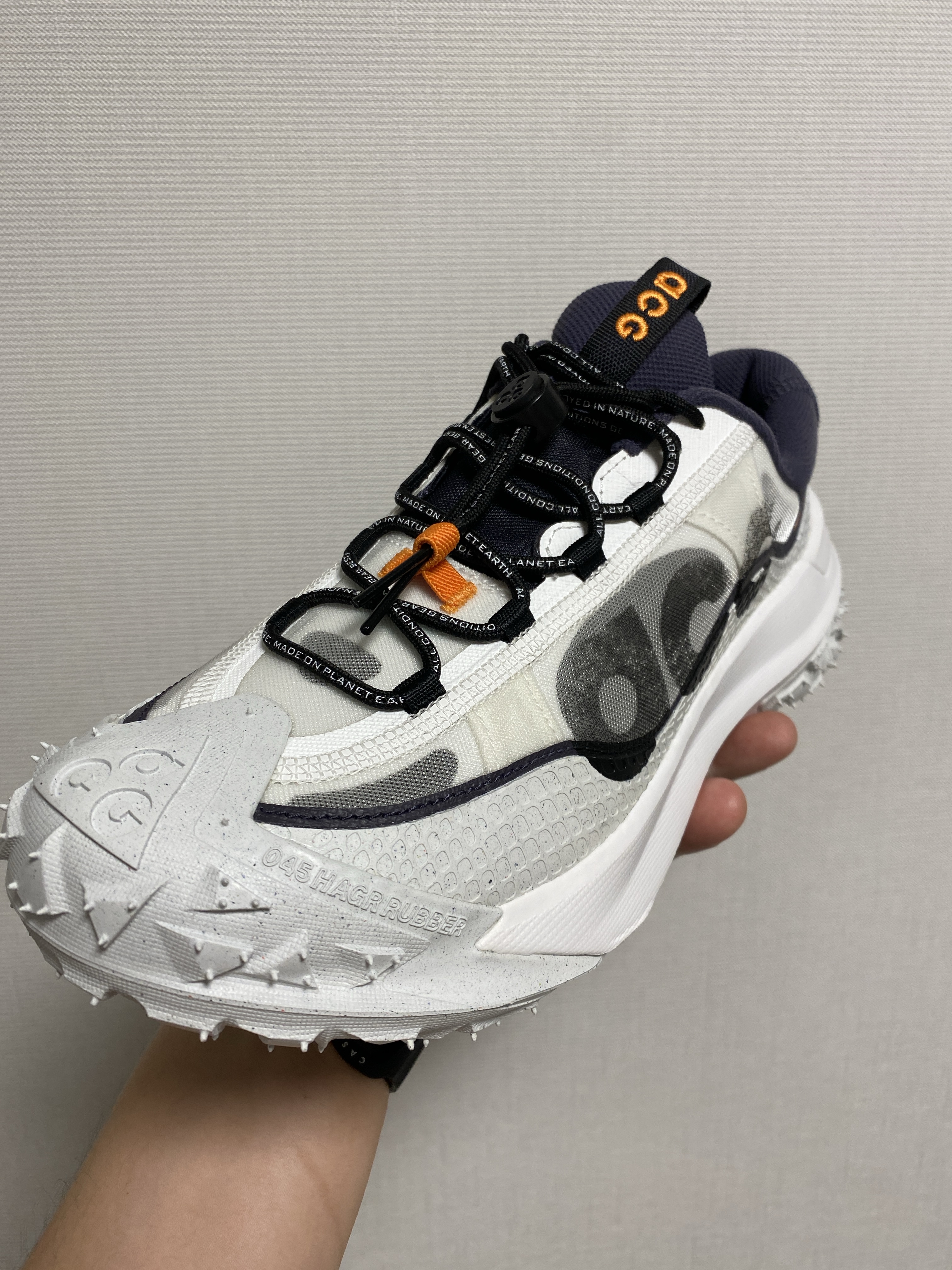 Nike ACG Mountain Fly 2 Low Summit White and Bright Mandarin 착용 스타일 - 2