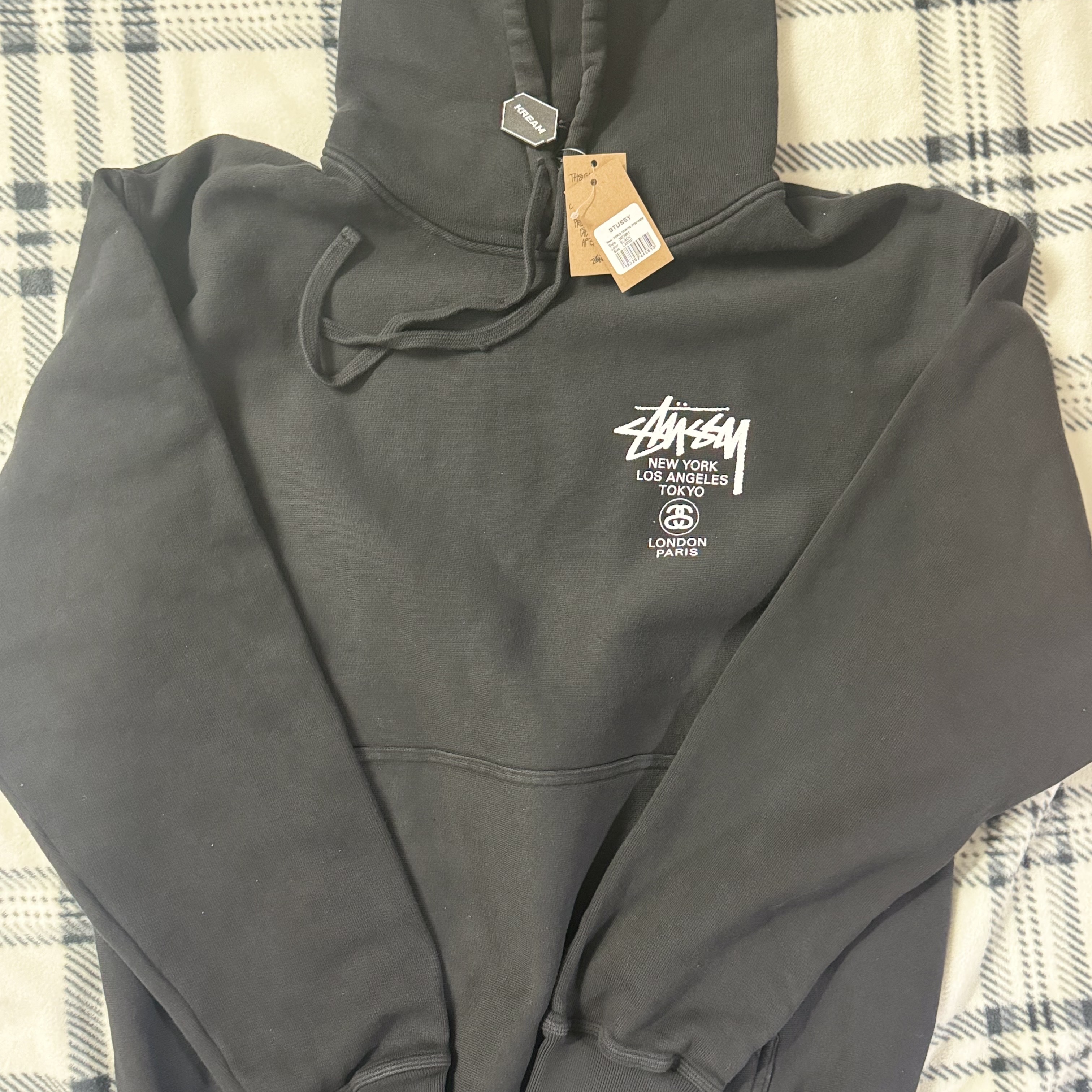 Stussy World Tour Hoodie Pigment Dyed Black 착용 스타일