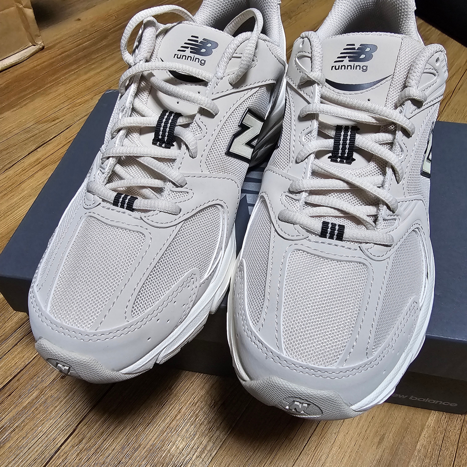 New Balance 530 Ivory 착용 스타일
