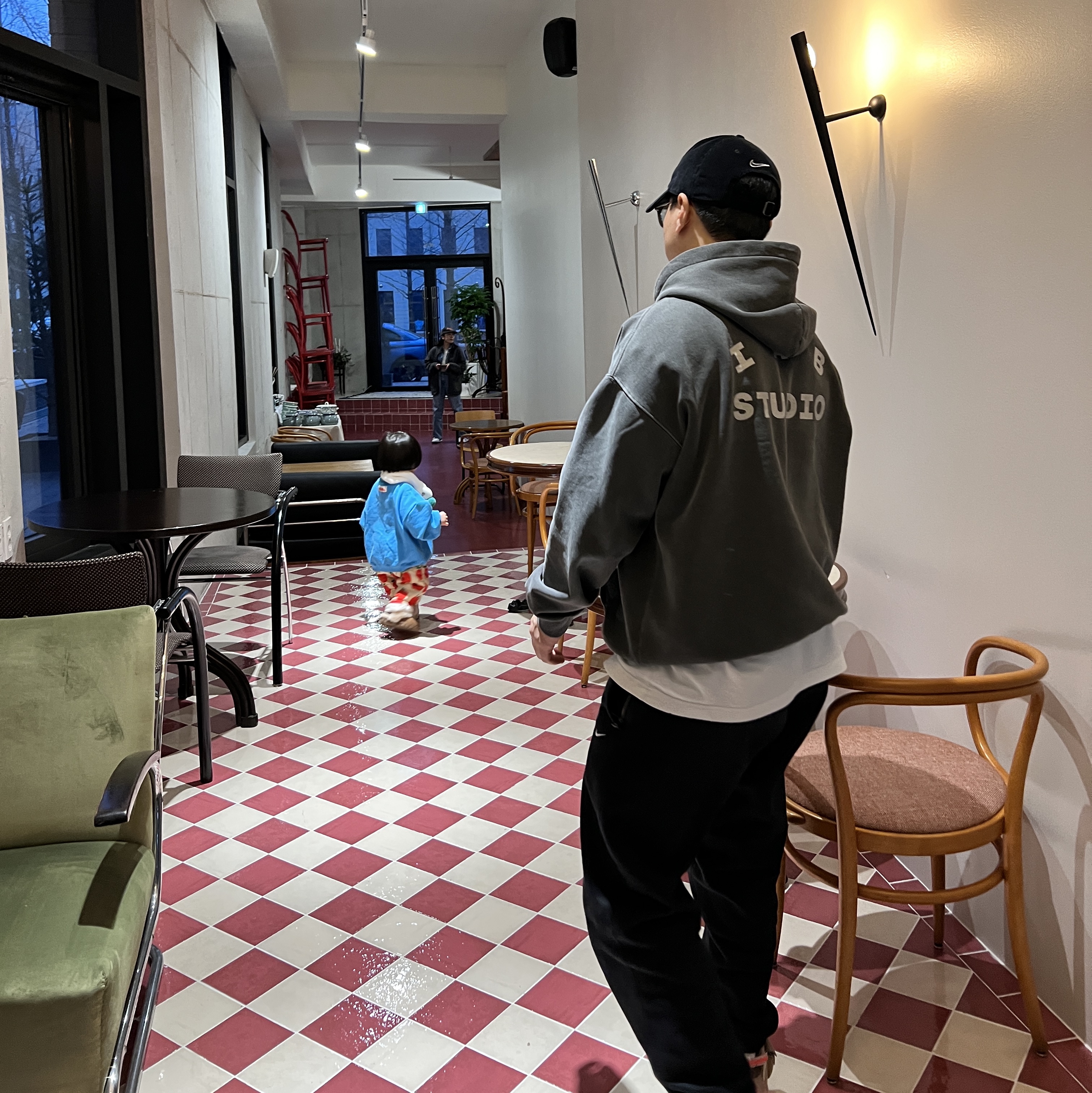 IAB Studio Pigment Hoodie Black 착용 스타일