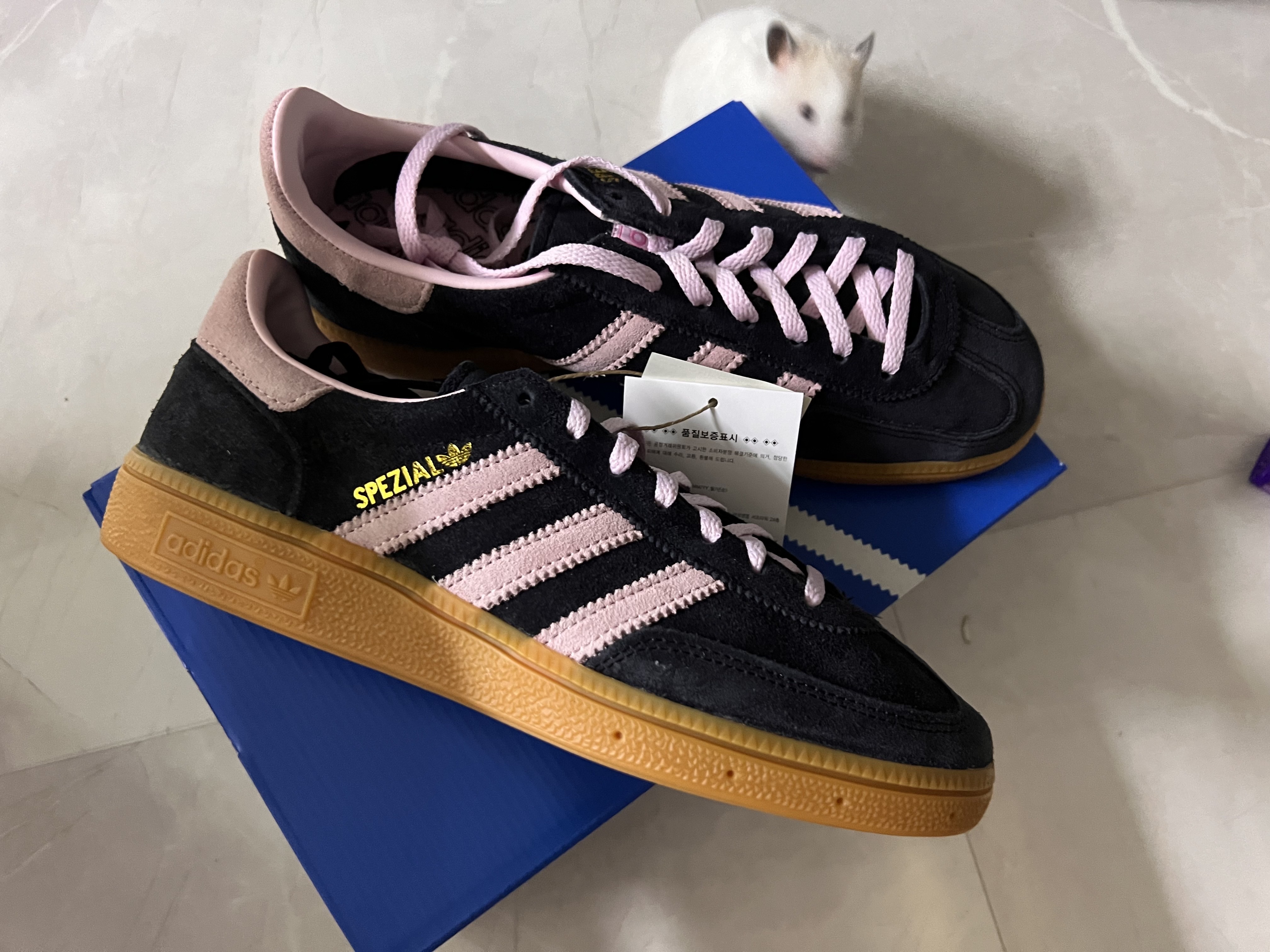 (W) Adidas Spezial Handball Core Black Clear Pink 착용 스타일