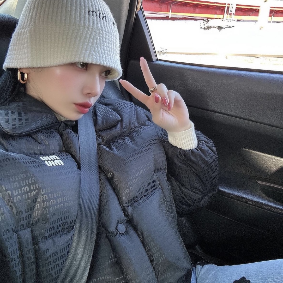 (W) Miu Miu Nylon Cropped Down Jacket Black 착용 스타일