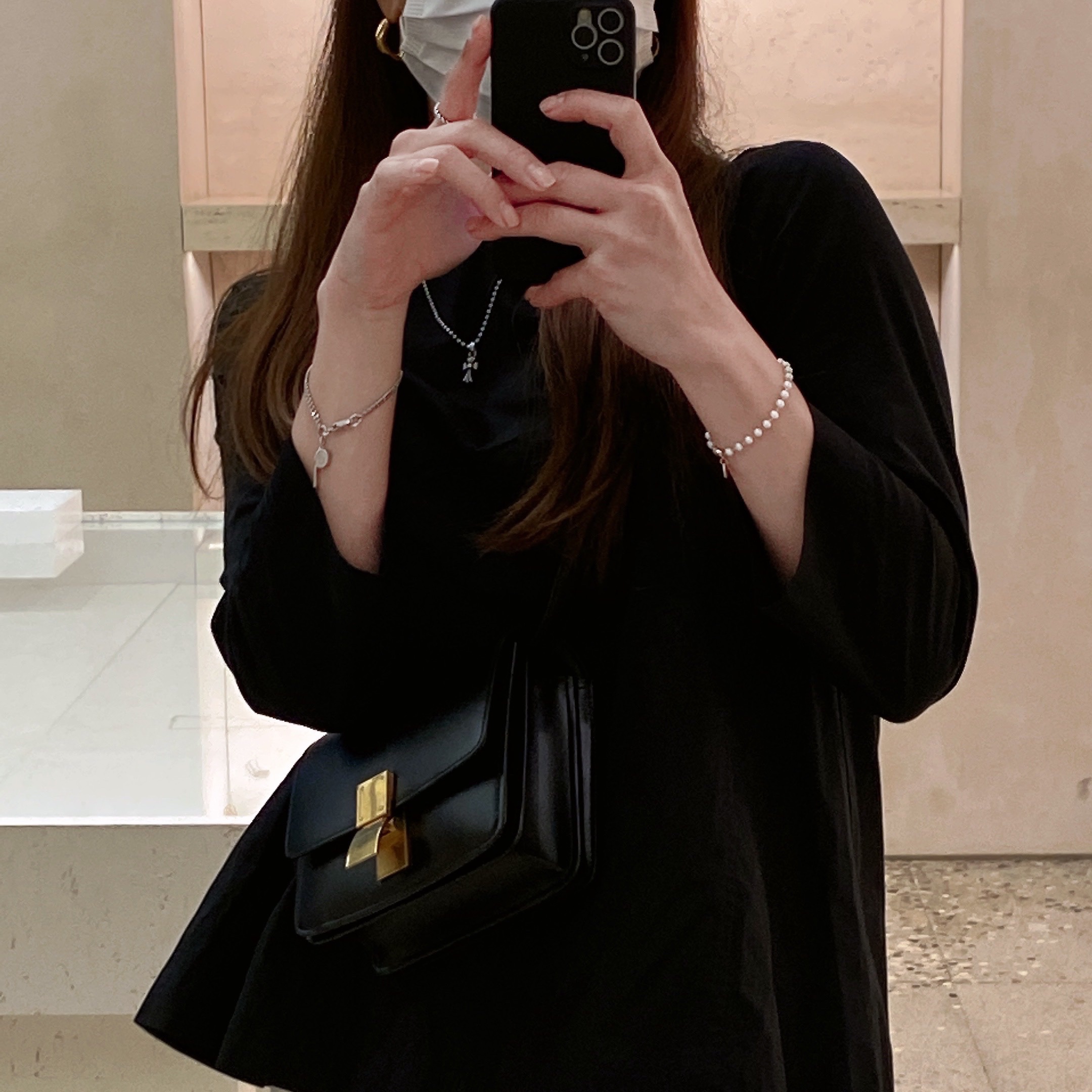 Celine Teen Classic Bag in Box Calfskin Black, Chrome Hearts Silichrome CH Cross Pendant Grey 2023 착용 스타일 - 1