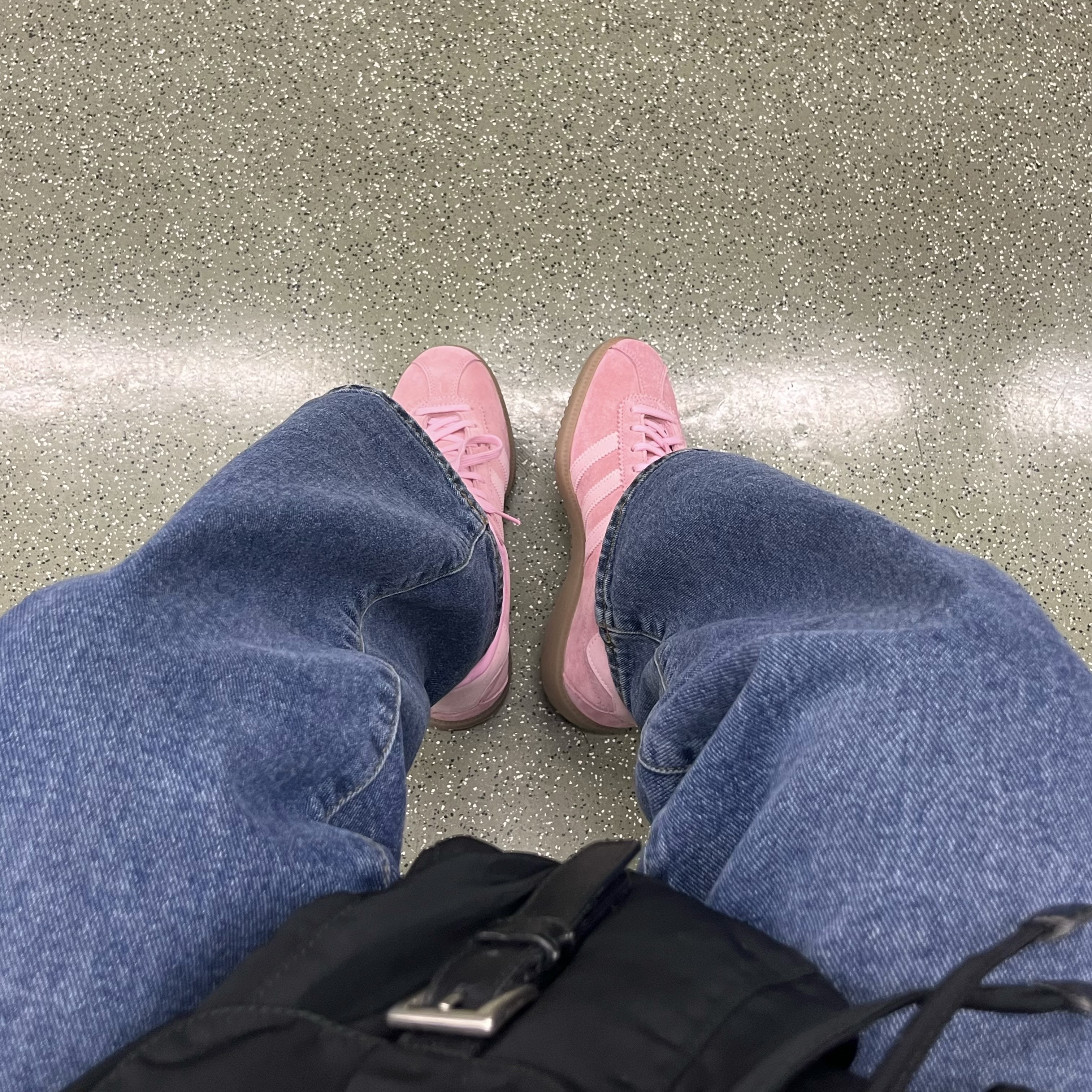 Adidas Bermuda Glow Pink 착용 스타일