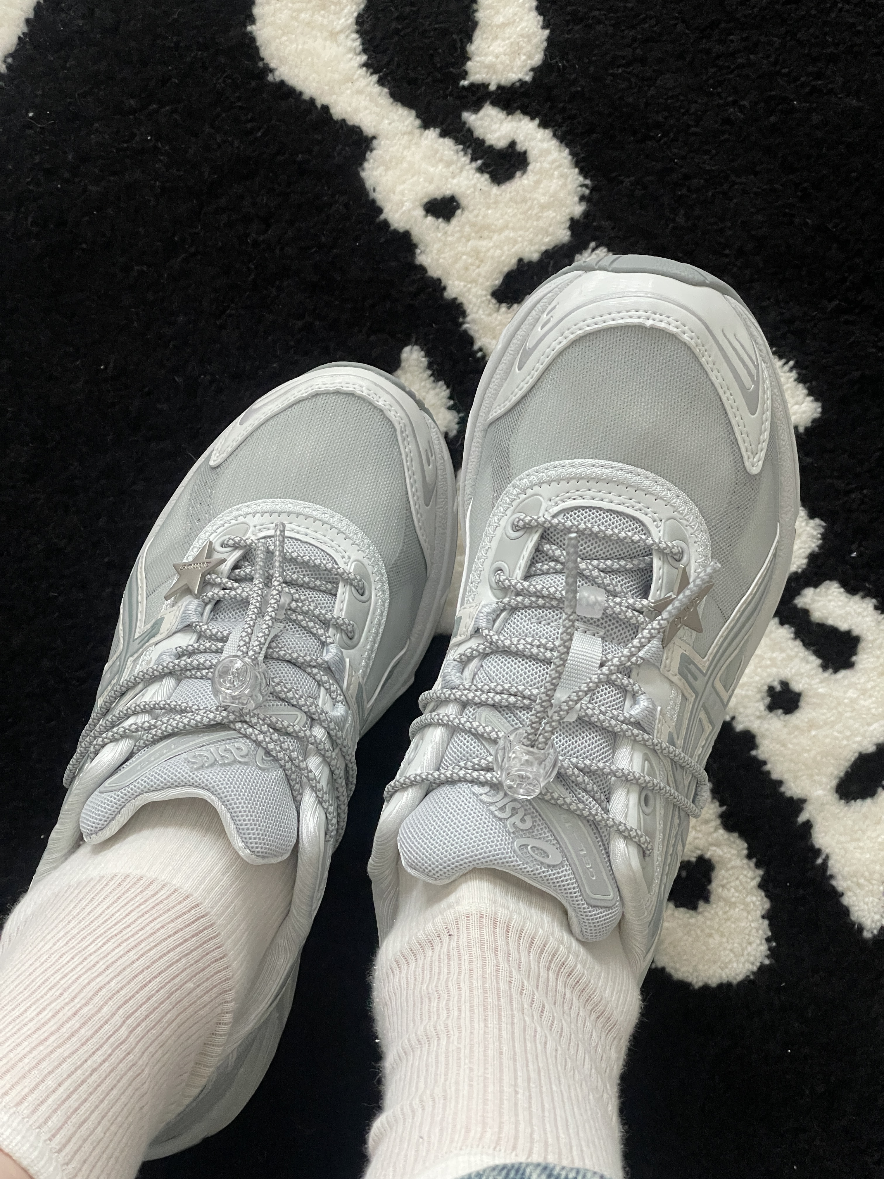 Asics x Atmos x Ojos Gel-1130 RE Glacier Grey Pure Silver 착용 스타일 - 3