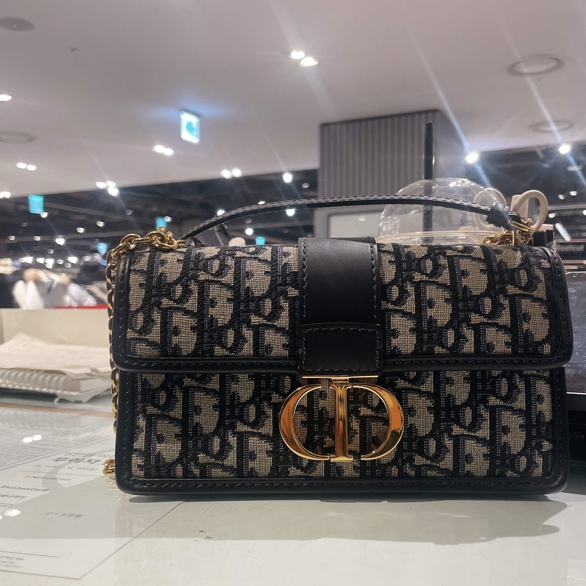 Dior 30 Montaigne East West Bag Chain Blue Dior Oblique Jacquard 착용 스타일