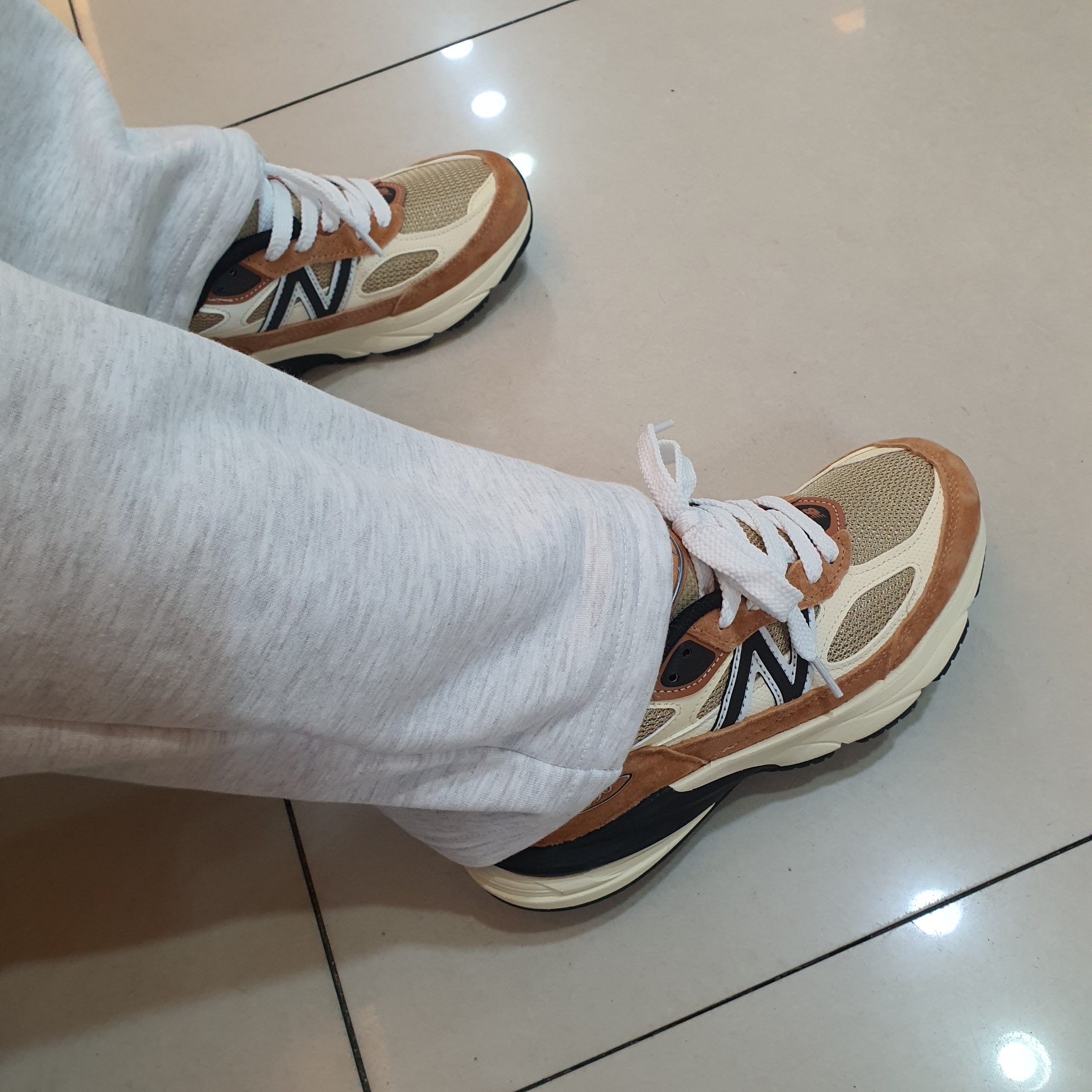 New Balance 990v6 Made in USA Sepia Incense 착용 스타일