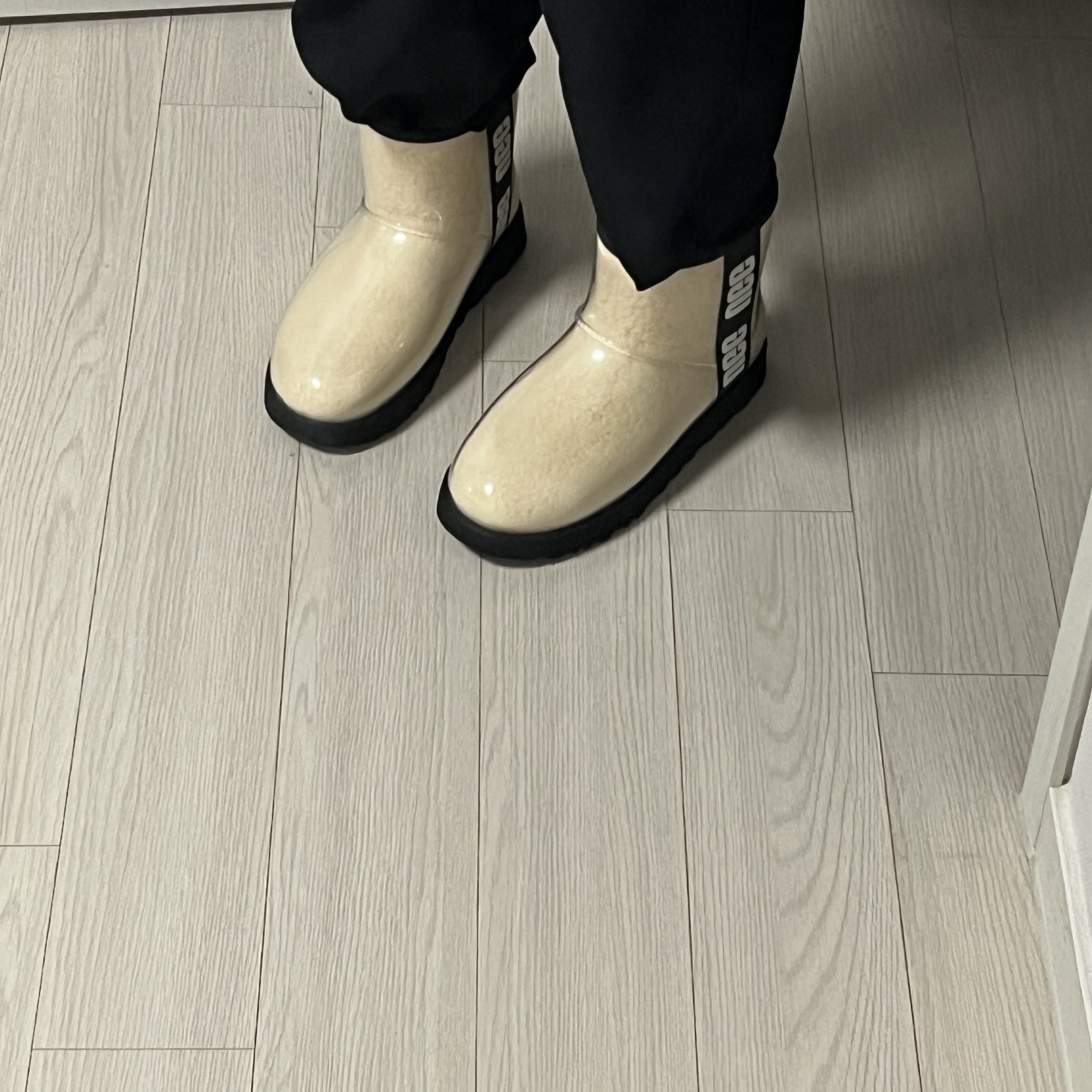 (W) UGG Classic Clear Mini Boots Natural Black 착용 스타일 - 5