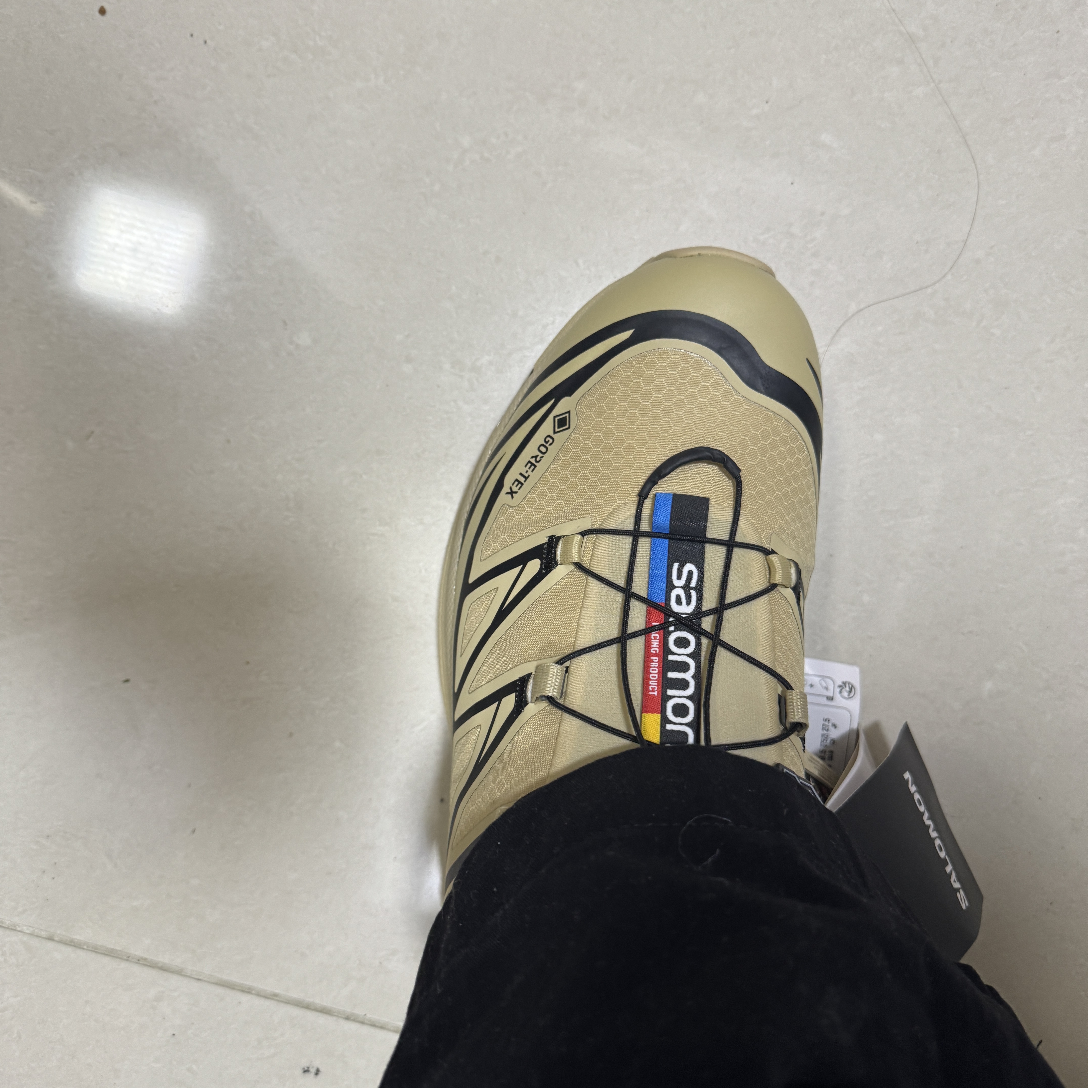 Salomon XT-6 GTX Safari Black 착용 스타일 - 2