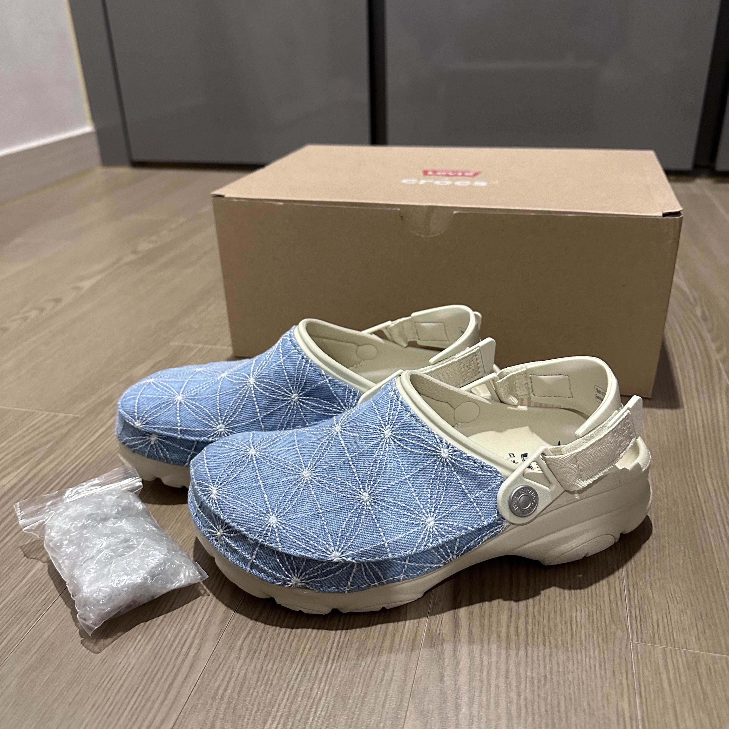 Crocs x Levi's All Terrain Clog Bone Blue 착용 스타일 - 2
