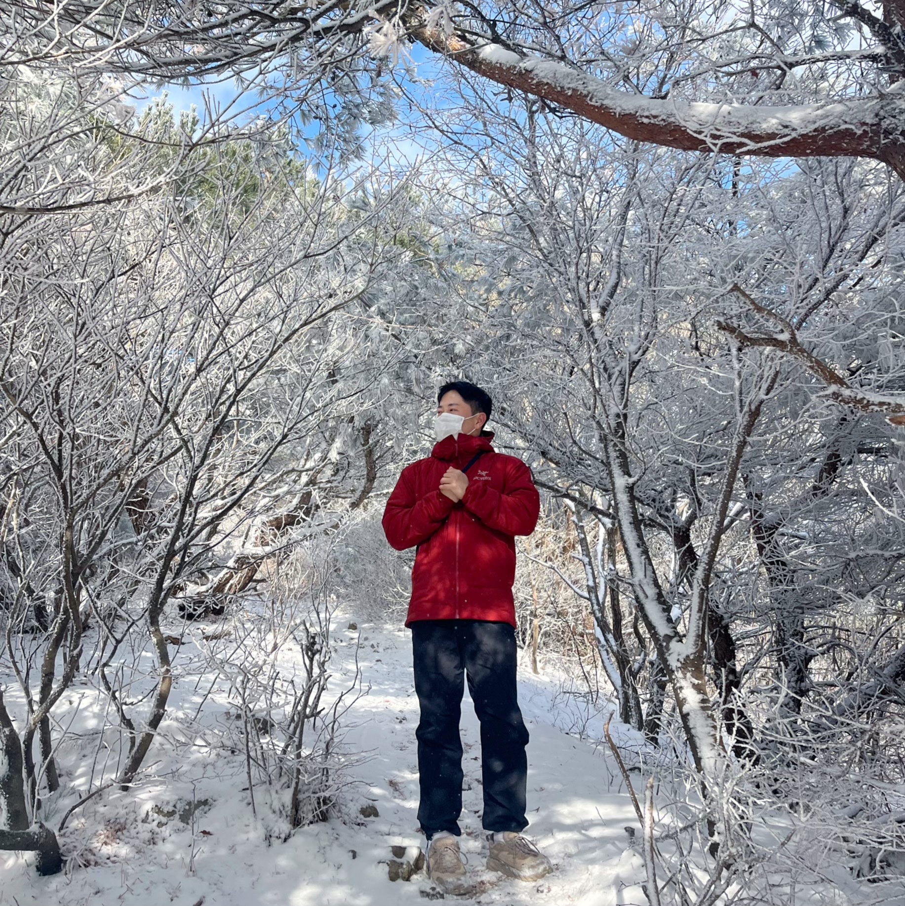 Arc'teryx Atom AR Hoody Bordeaux, Hoka Kaha Low Gore-Tex Taupe Bungee Cord 착용 스타일