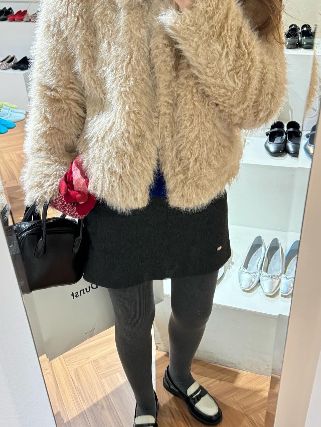 니히 우먼 스퀘어 백 미니 블랙 착용 스타일