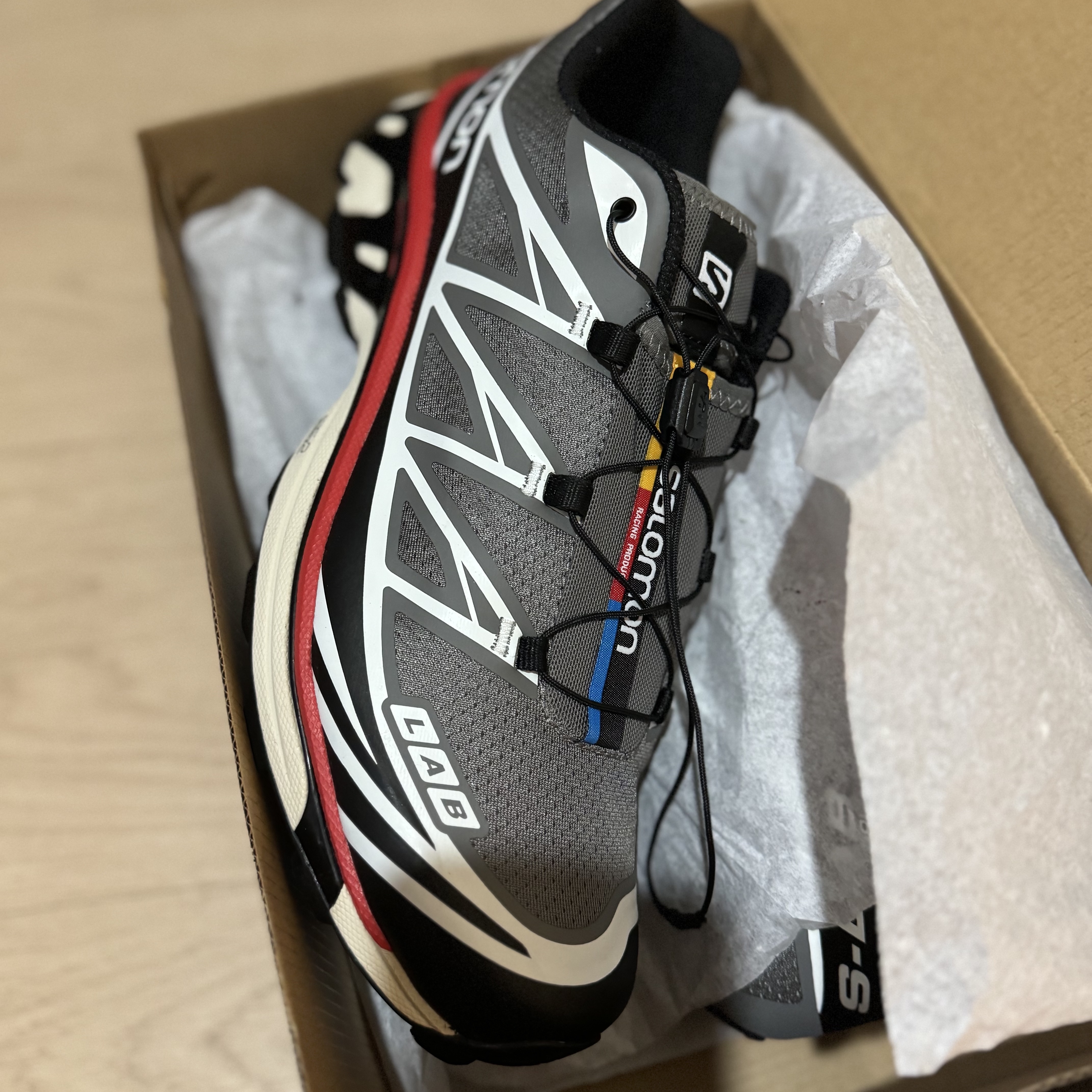 Salomon XT-6 Pewter Aurora Red 착용 스타일