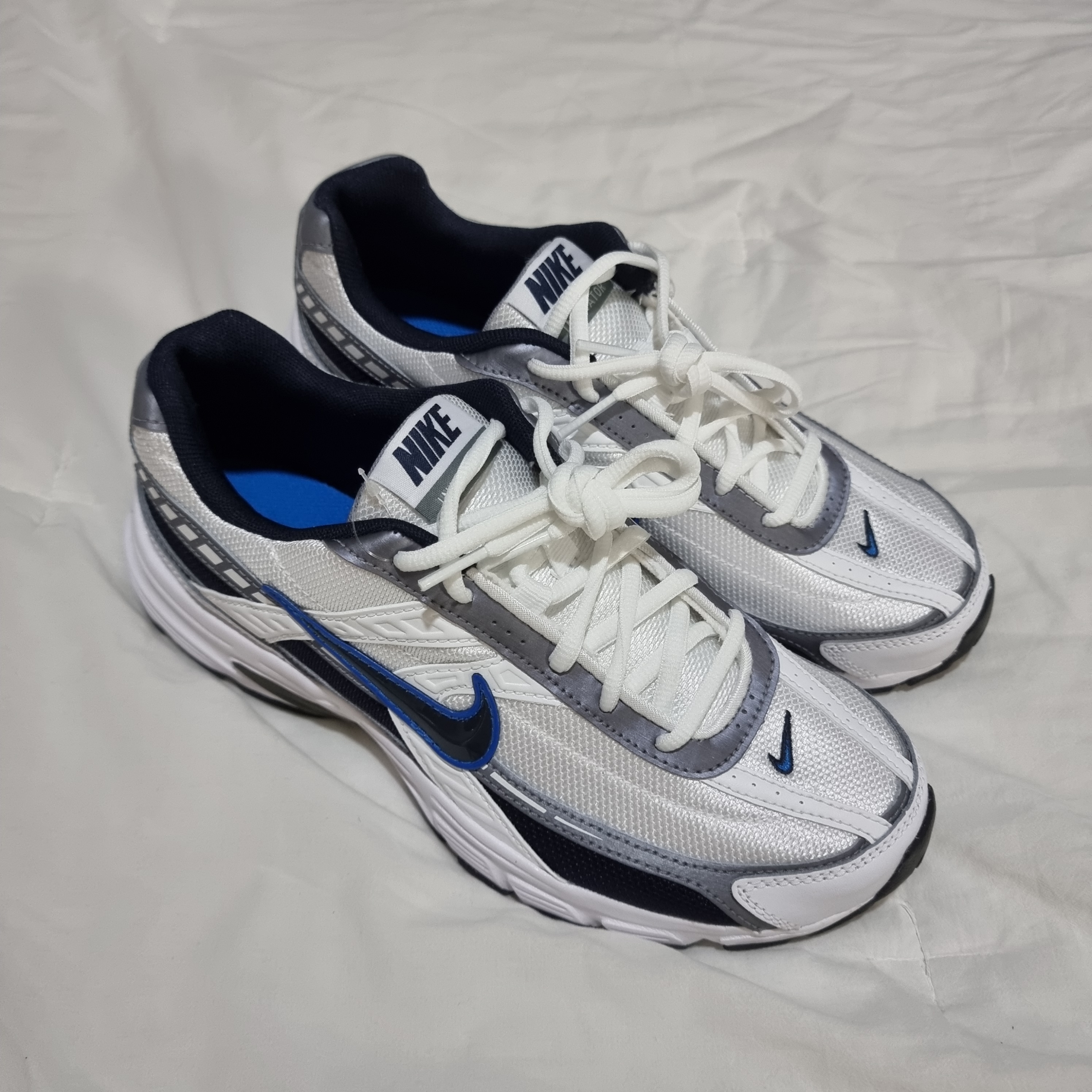 Nike Initiator White Obsidian Metallic Cool Grey 착용 스타일