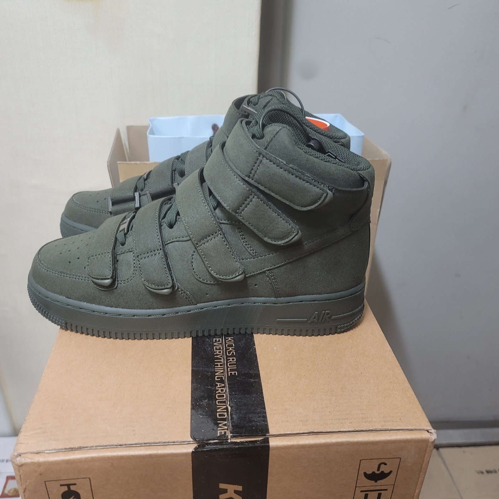Nike x Billie Eilish Air Force 1 High '07 SP Sequoia 착용 스타일