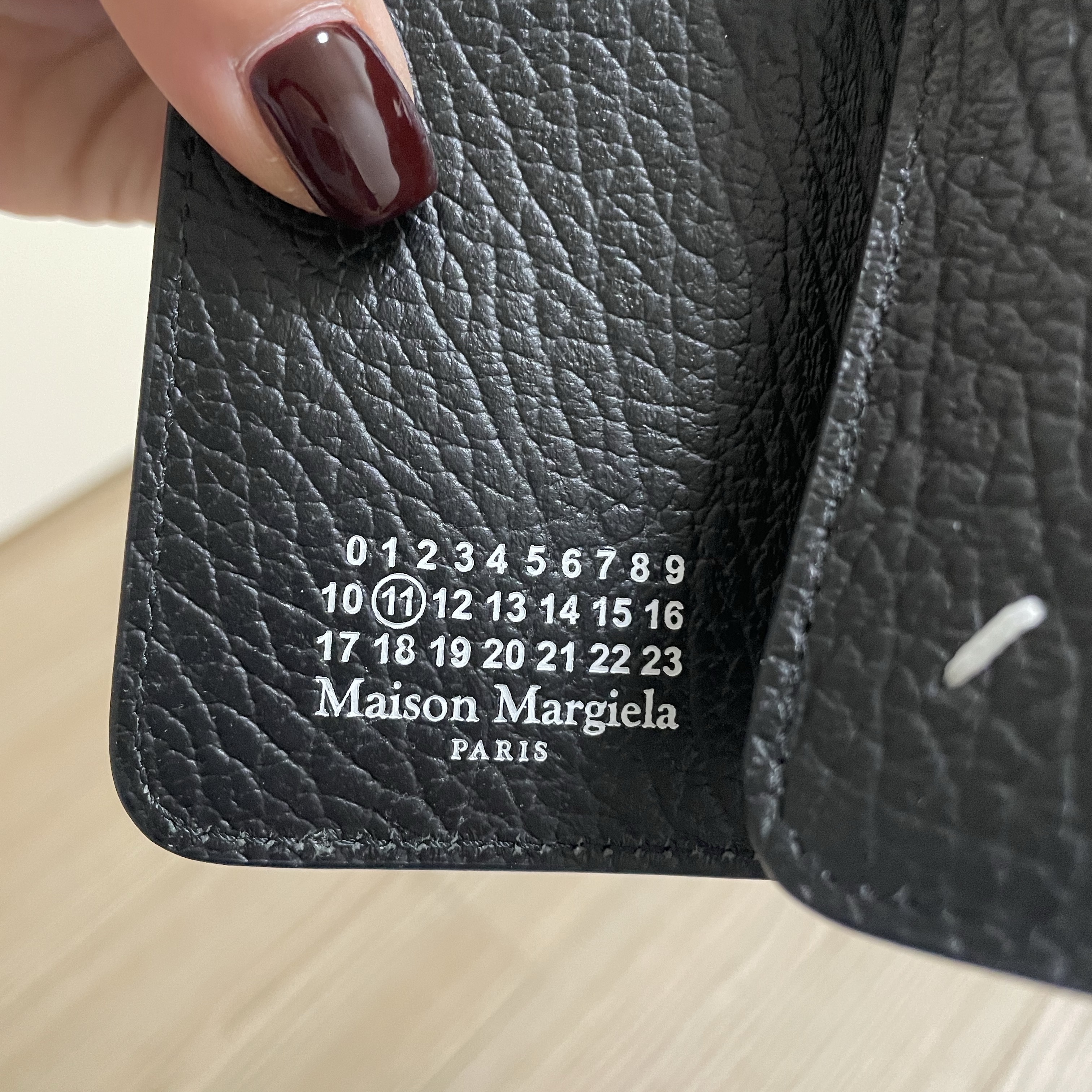 Maison Margiela Embossed Grained Calfskin Compact Card Holder Black 착용 스타일 - 3