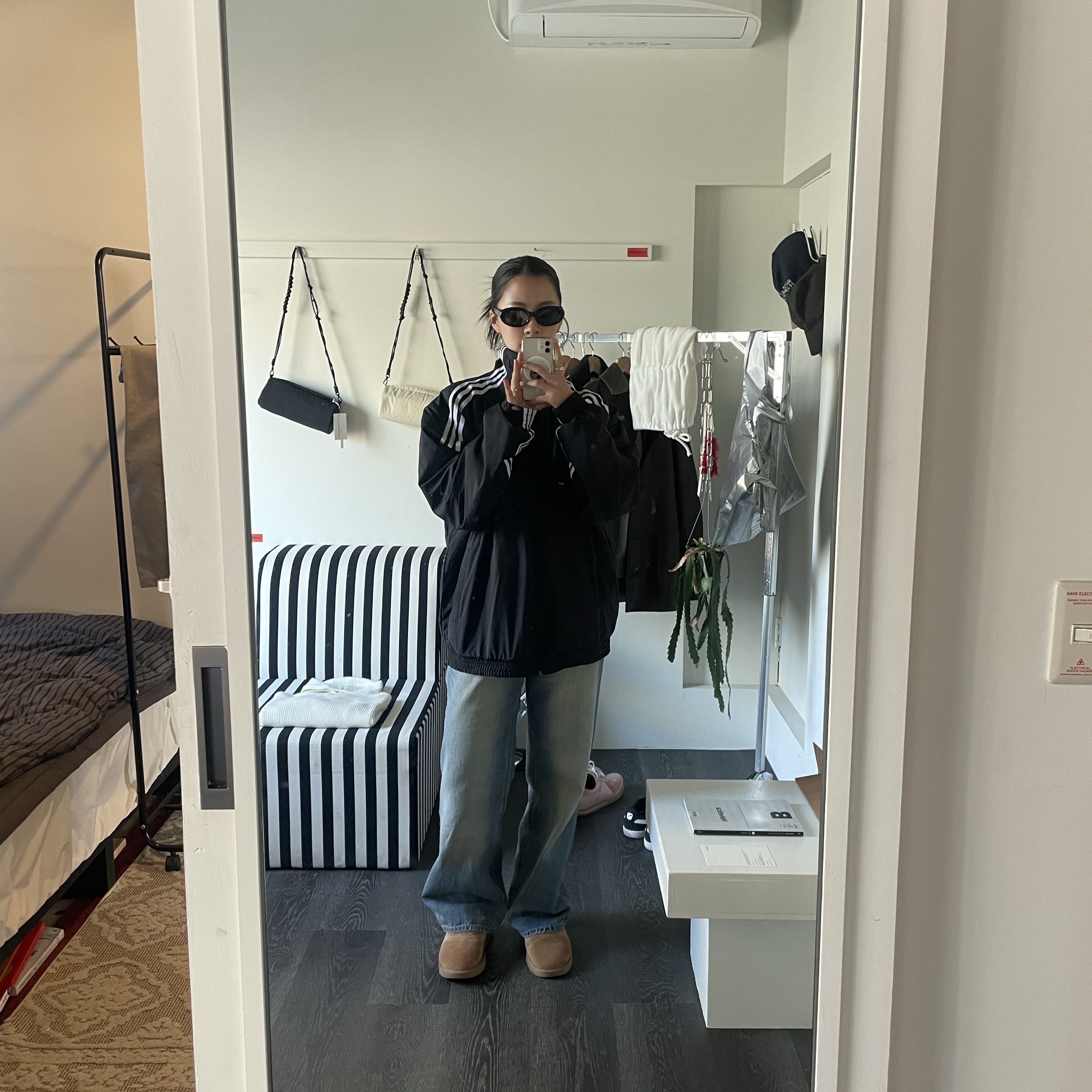 Gentle Monster Eve 01 Black, (W) UGG Classic Ultra Mini Boots Chestnut 착용 스타일 - 6
