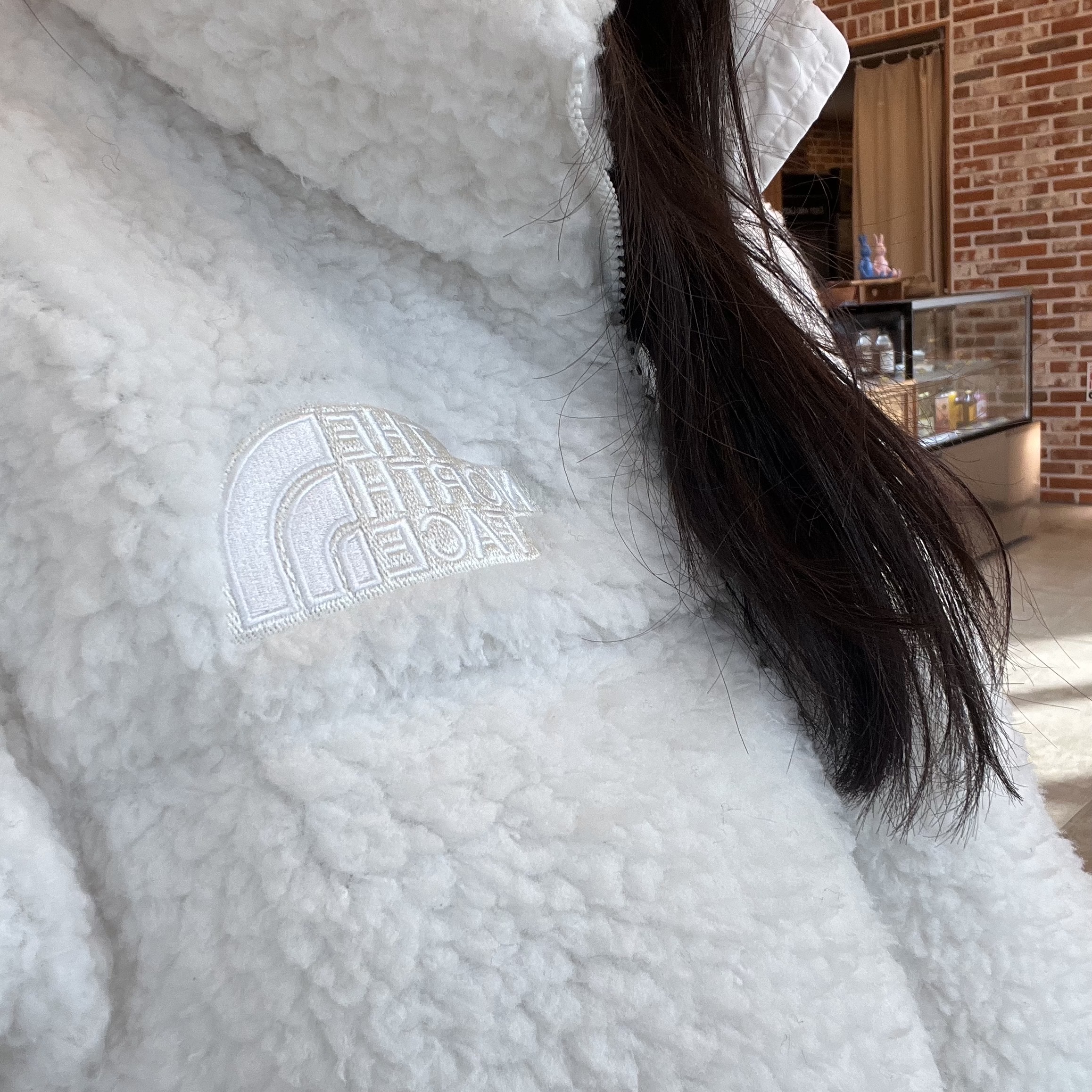 (W) The North Face High Pile Nuptse Jacket Gardenia White, COS Quilted Mini Bag Blue 착용 스타일 - 1