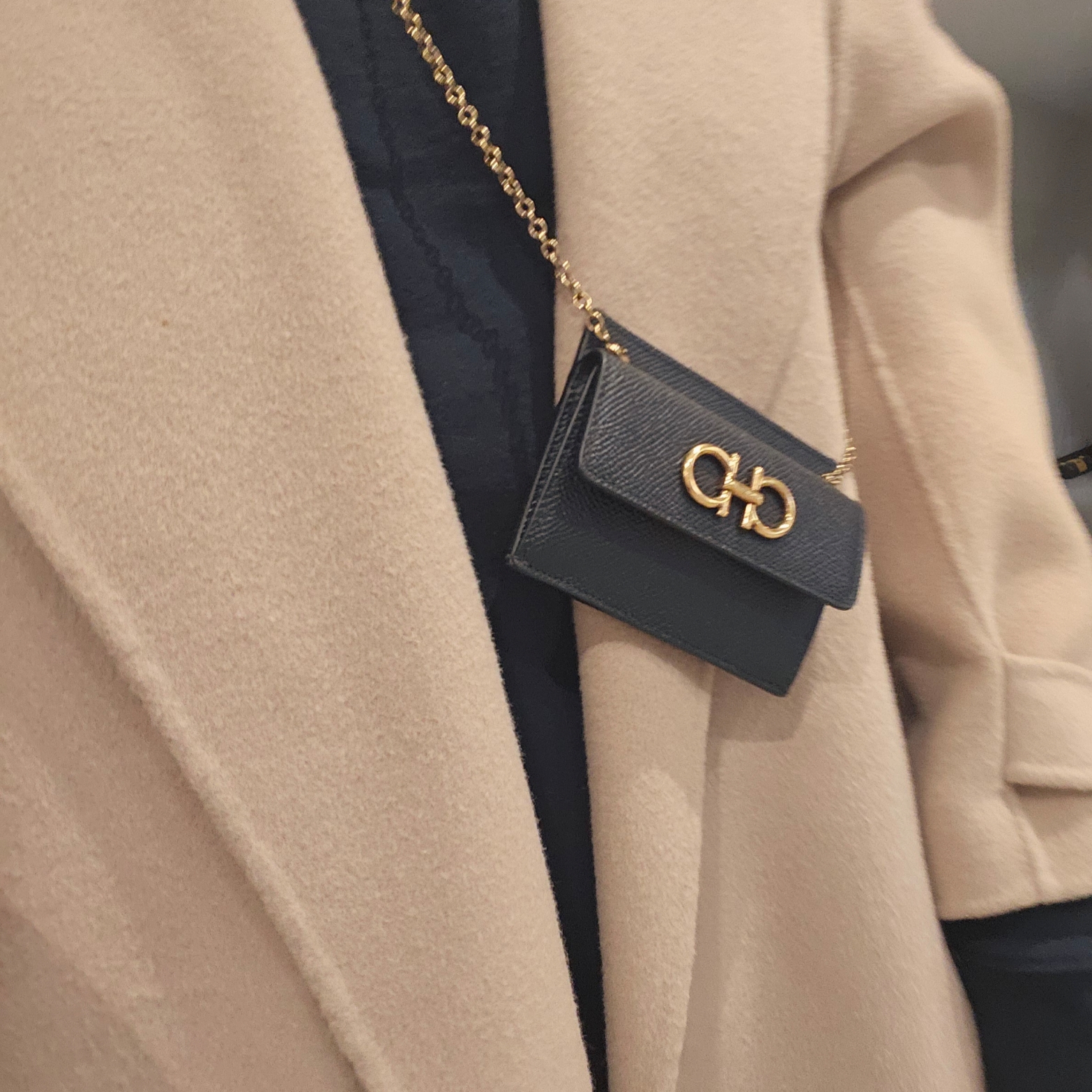Ferragamo Gancini Chain Credit Card Holder Black 착용 스타일