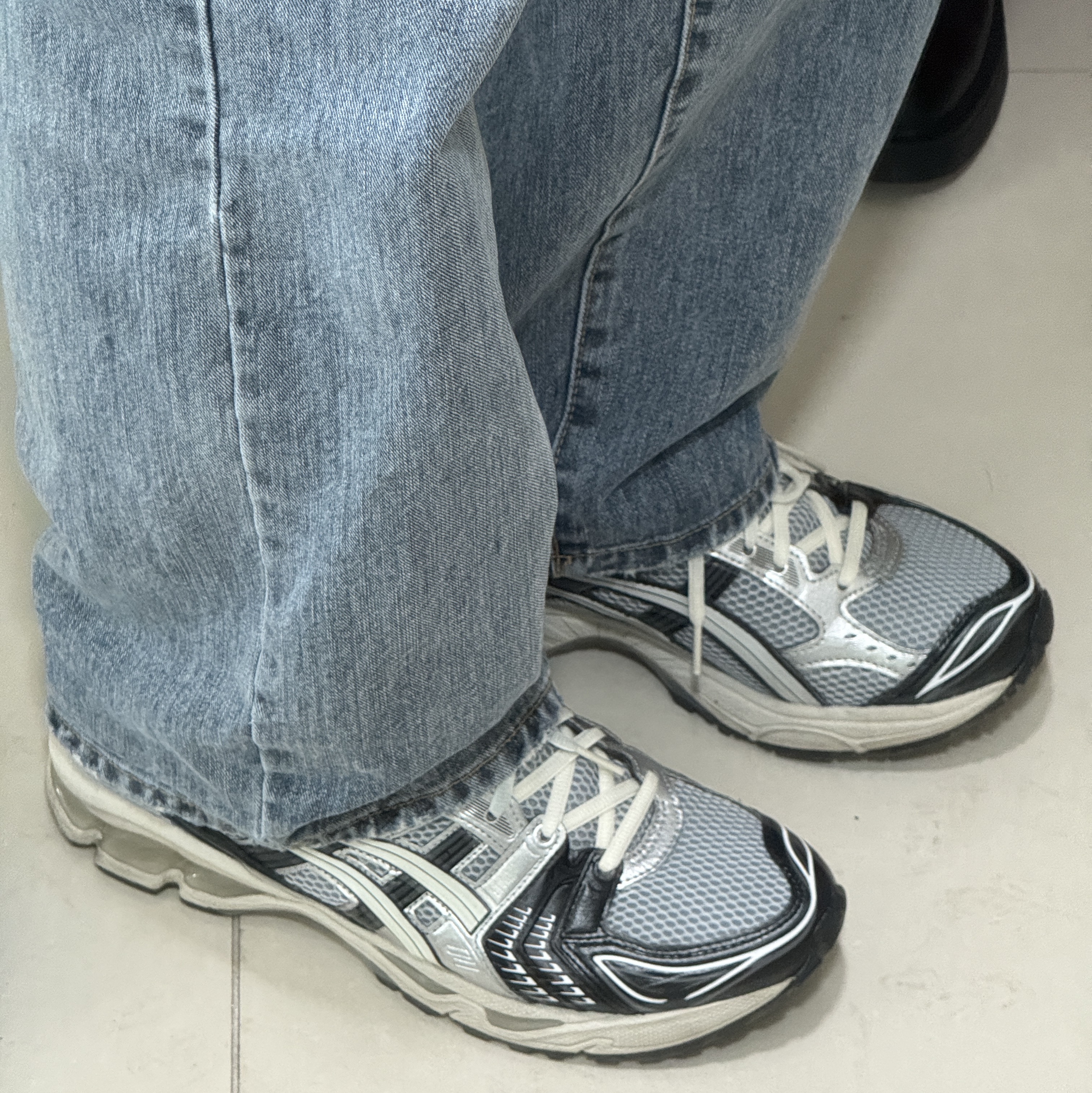 Asics Gel-Kayano 14 Black Glacier Grey 착용 스타일 - 2