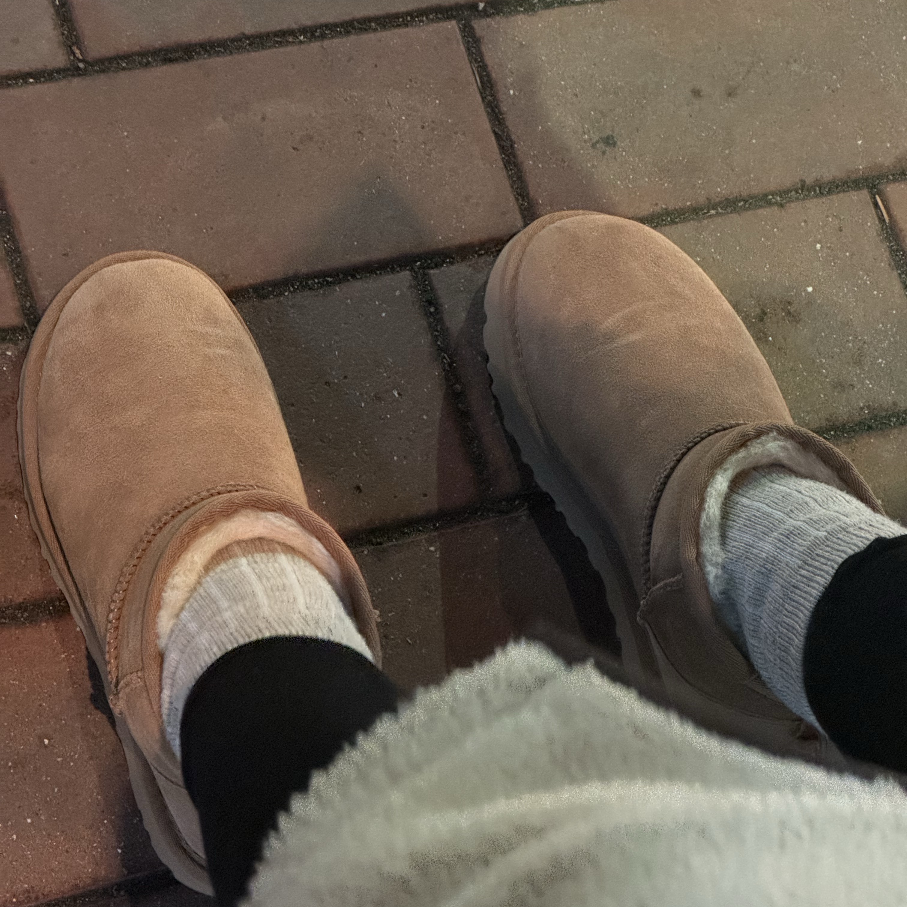 (W) UGG Classic Ultra Mini Boots Chestnut 착용 스타일
