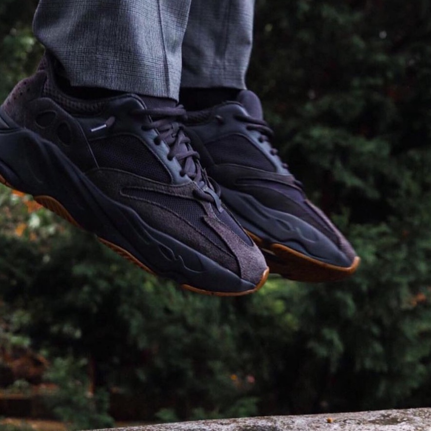 Adidas Yeezy Boost 700 Utility Black 2023 착용 스타일 - 4