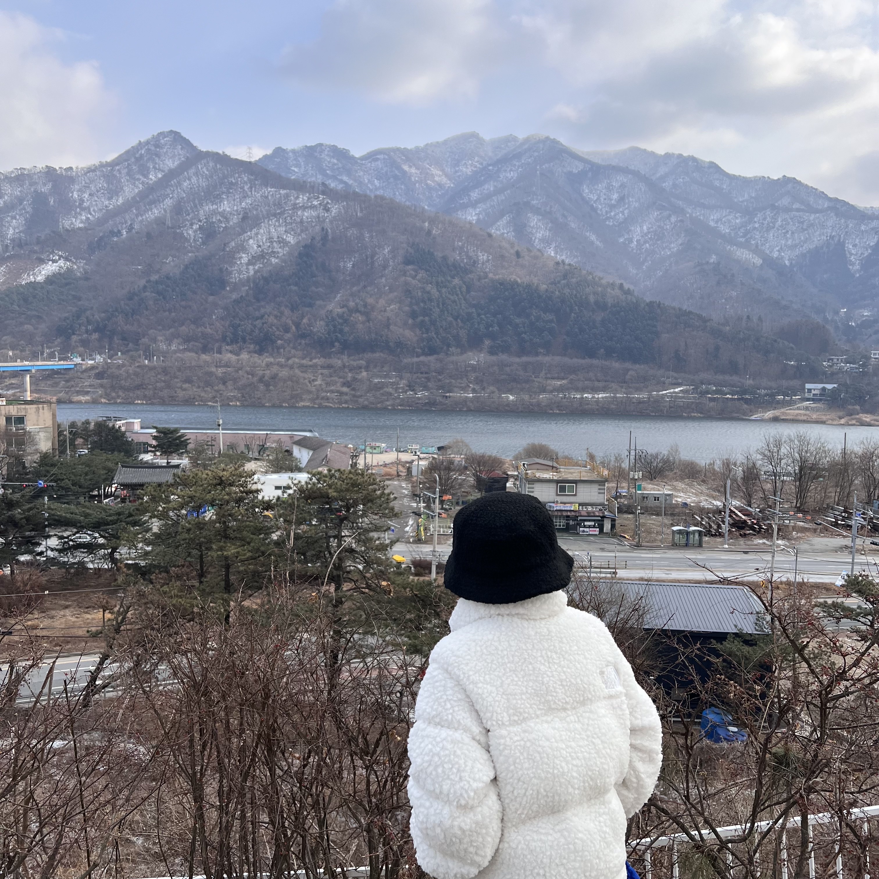 (W) The North Face High Pile Nuptse Jacket Gardenia White, COS Quilted Mini Bag Blue 착용 스타일 - 3