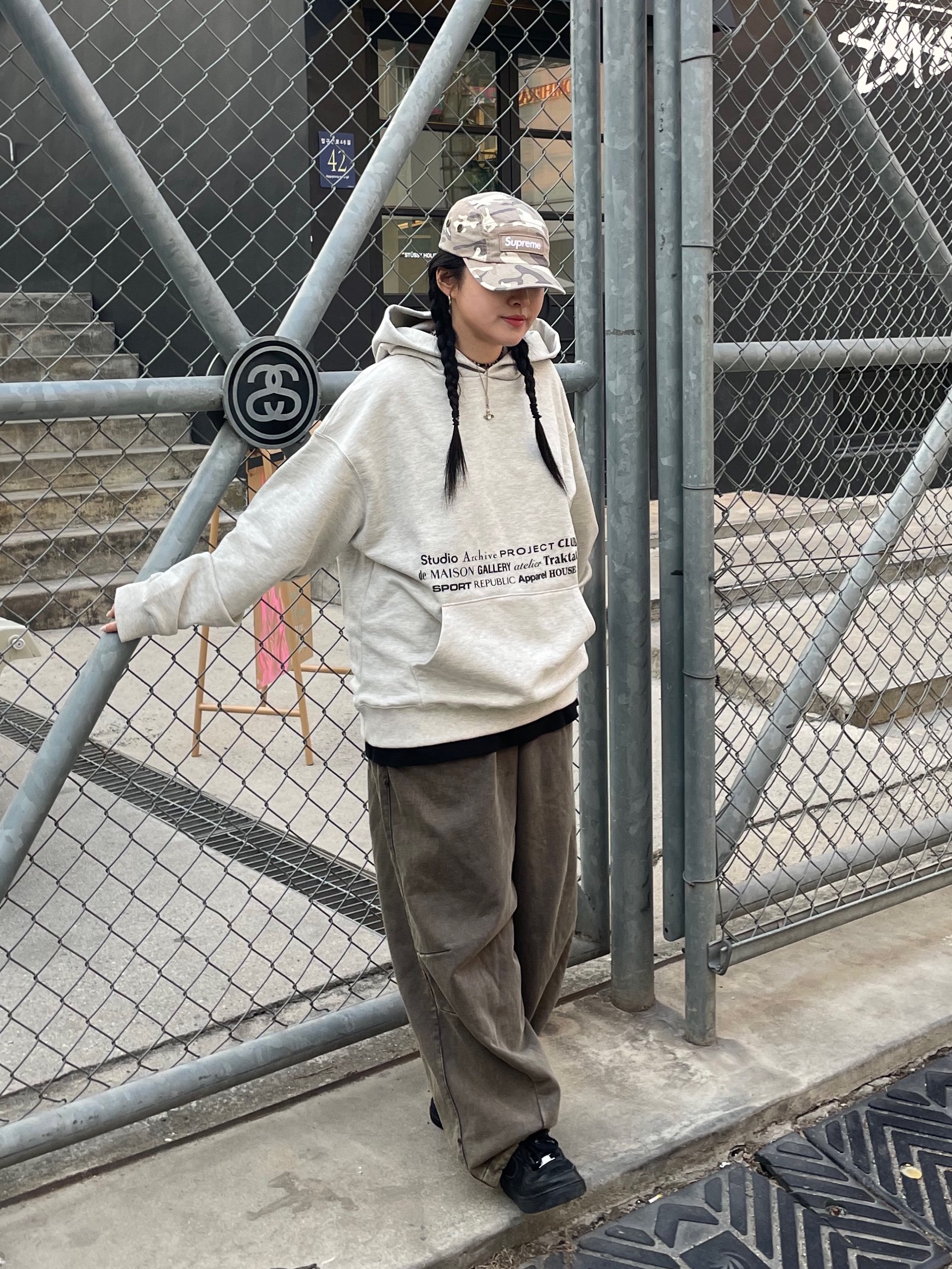 Traktat Fashion Brand Logopedia Sweat Hoodie Oatmeal, Supreme Military Camp Cap Stone Camo - 23SS 착용 스타일 - 1