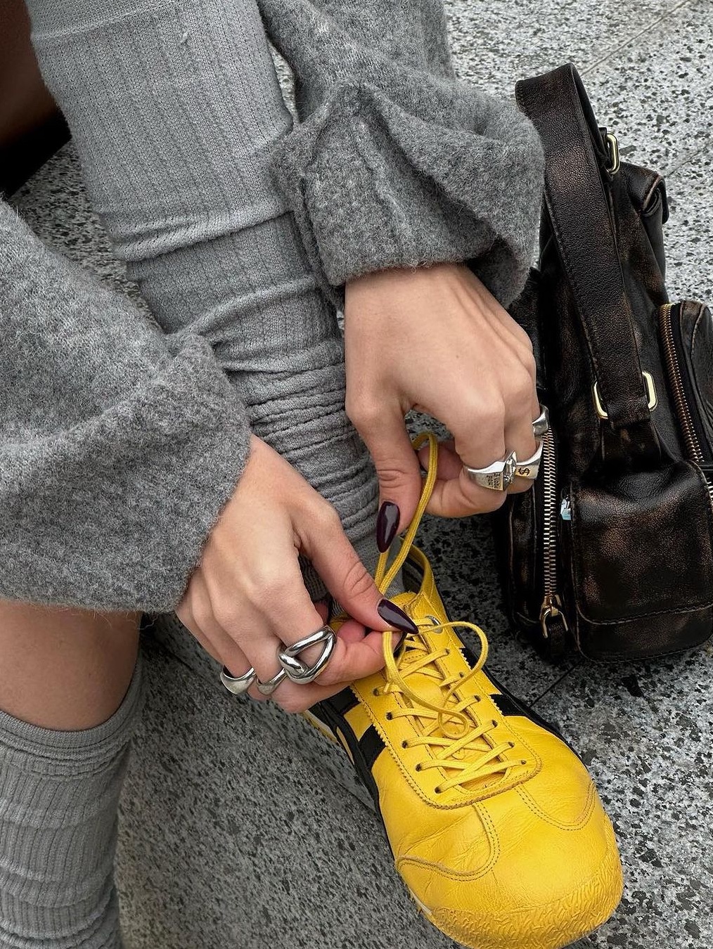 Onitsuka Tiger Mexico 66 Yellow Black 착용 스타일 - 10