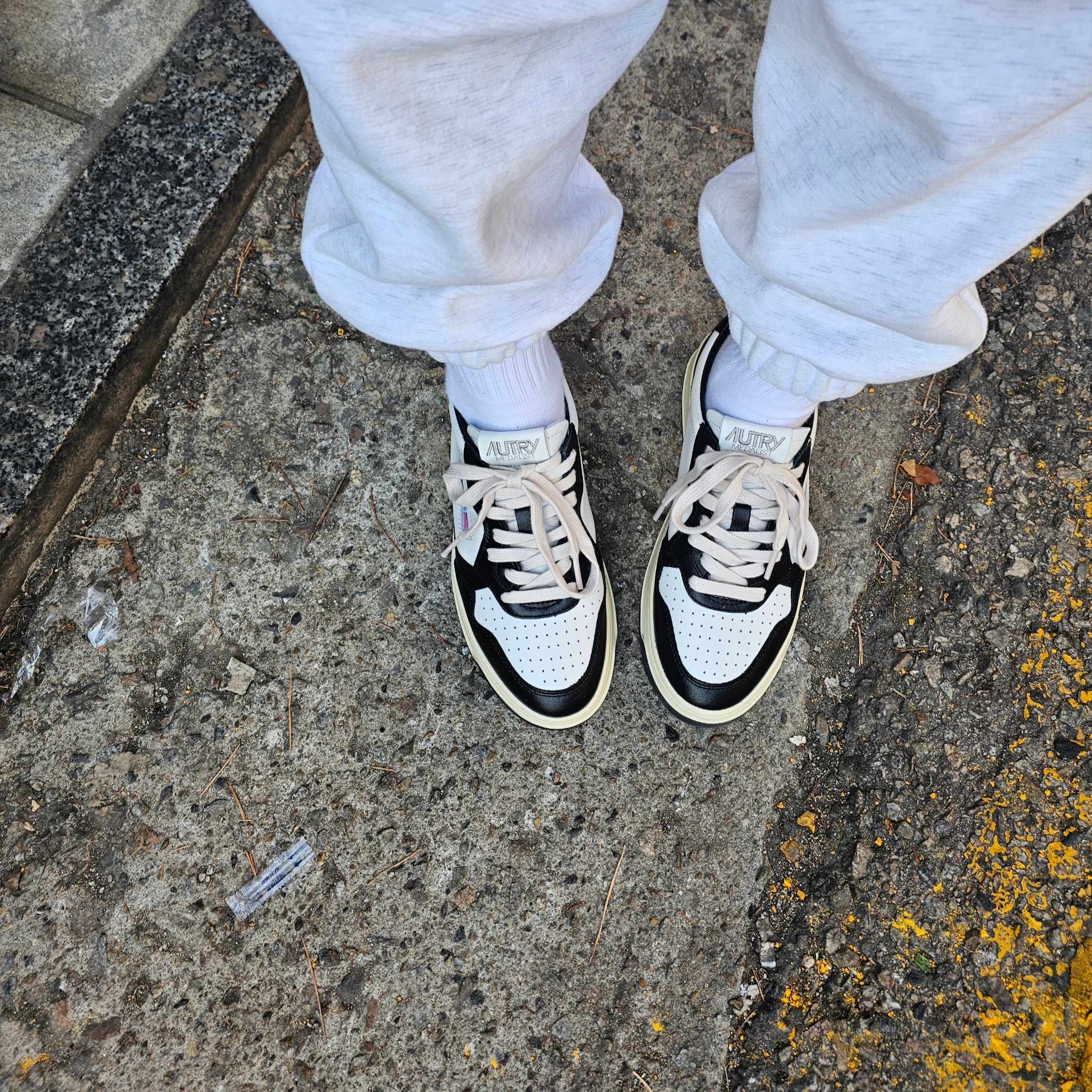 (W) Autry Medalist Low Leather Sneakers Black White 착용 스타일