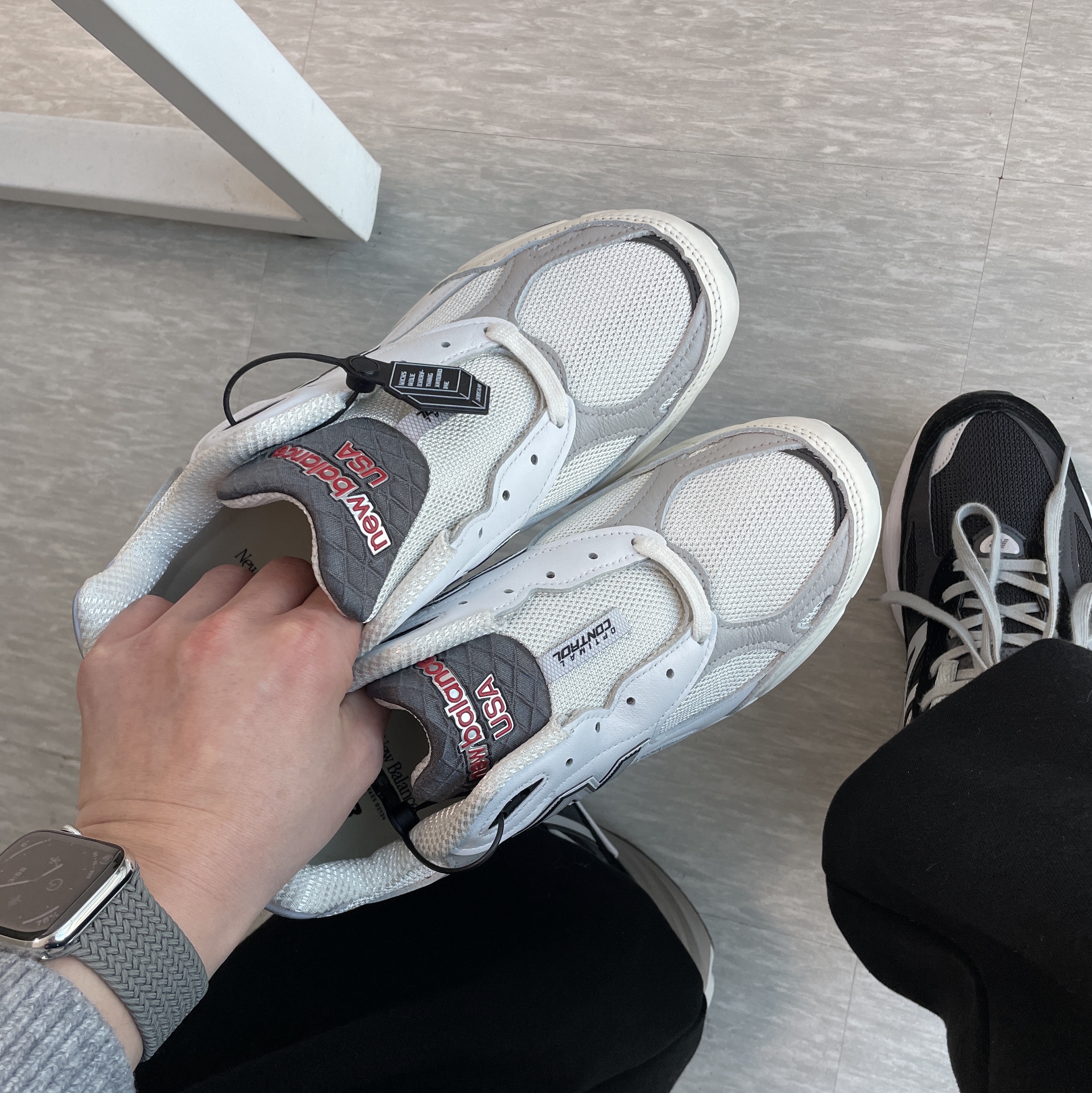 뉴발란스 990v3 메이드 인 USA 씨 솔트, 뉴발란스 990v6 메이드 인 USA 블랙 화이트 착용 스타일 - 2