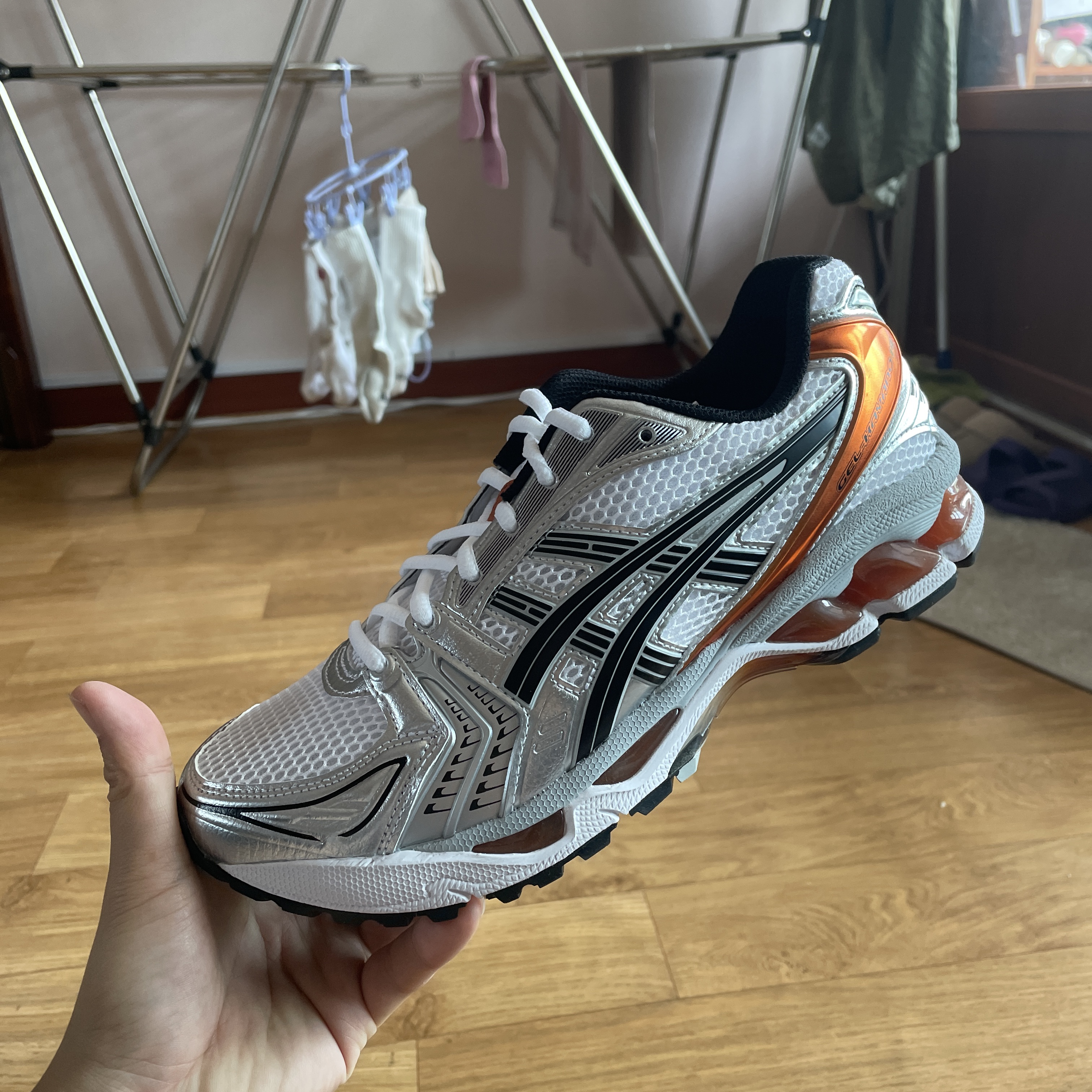 Asics Gel-Kayano 14 White Piquant Orange 착용 스타일