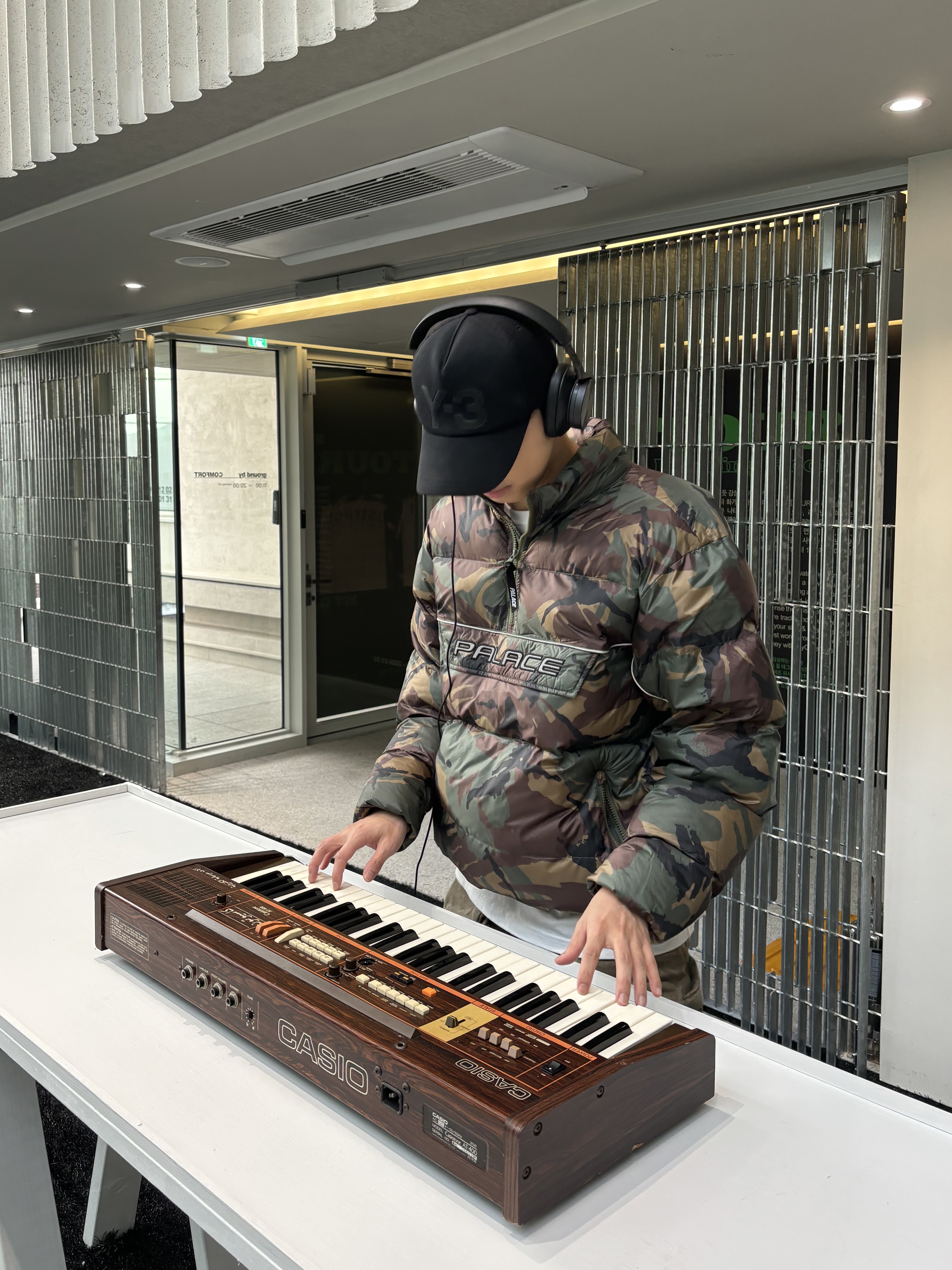 Palace Pertex P90 Puffa Jacket Camo - 23SS, Zara Utility Cargo Jeans Dark Sand 착용 스타일 - 3