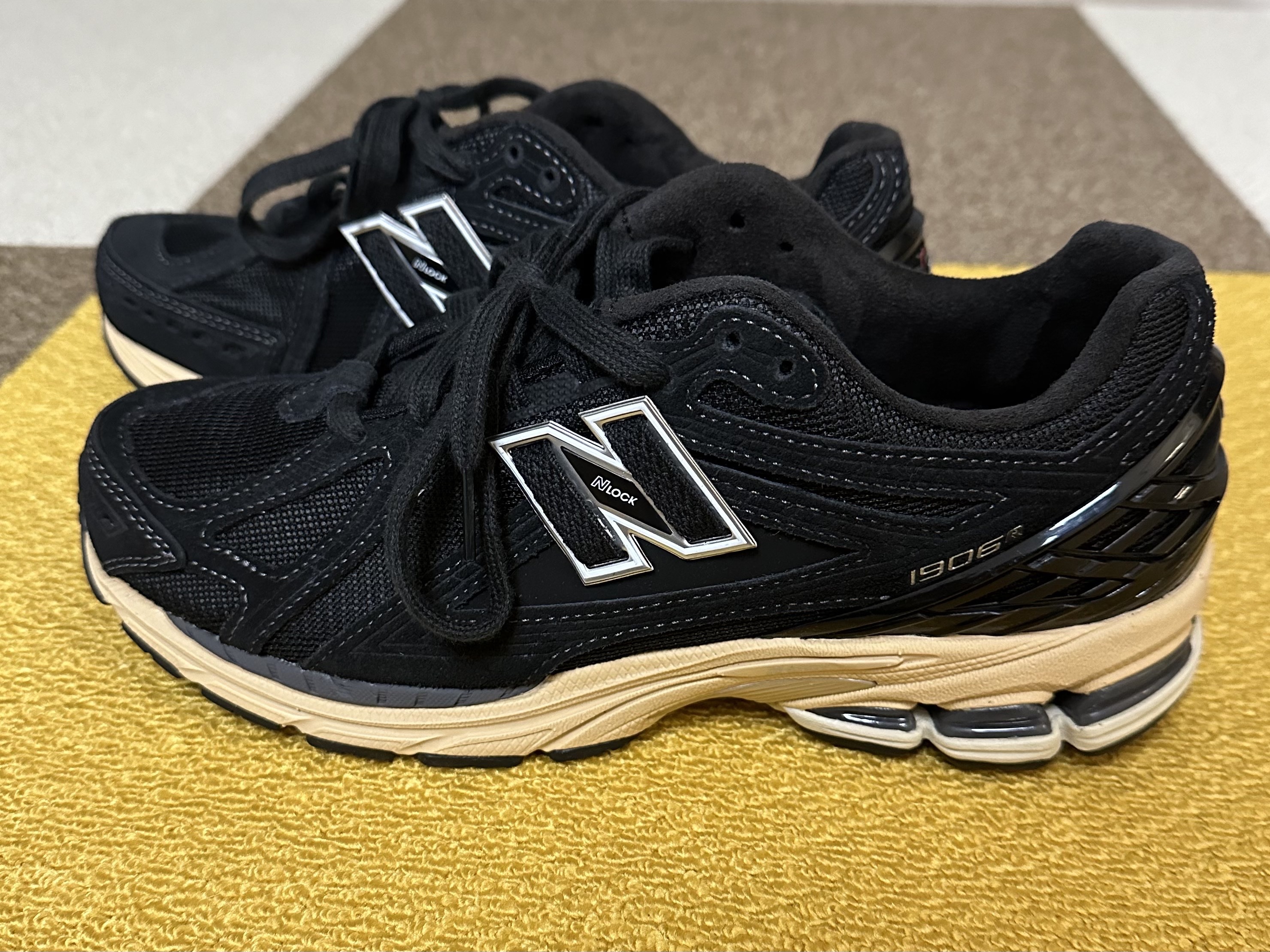 New Balance 1906R Black Taos Taupe 착용 스타일
