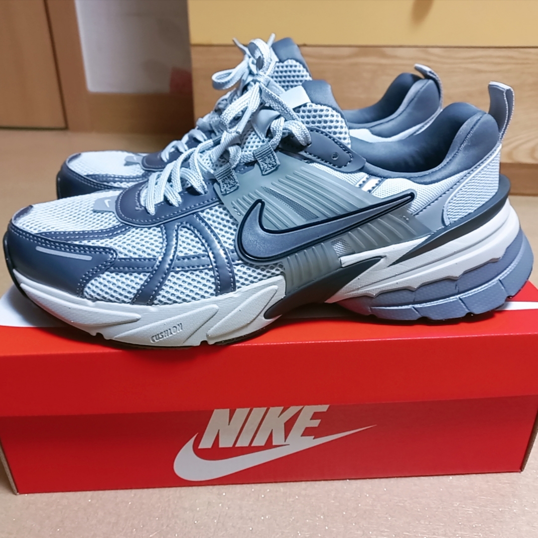 Nike V2K Run Pure Platinum Wolf Grey 착용 스타일 - 2