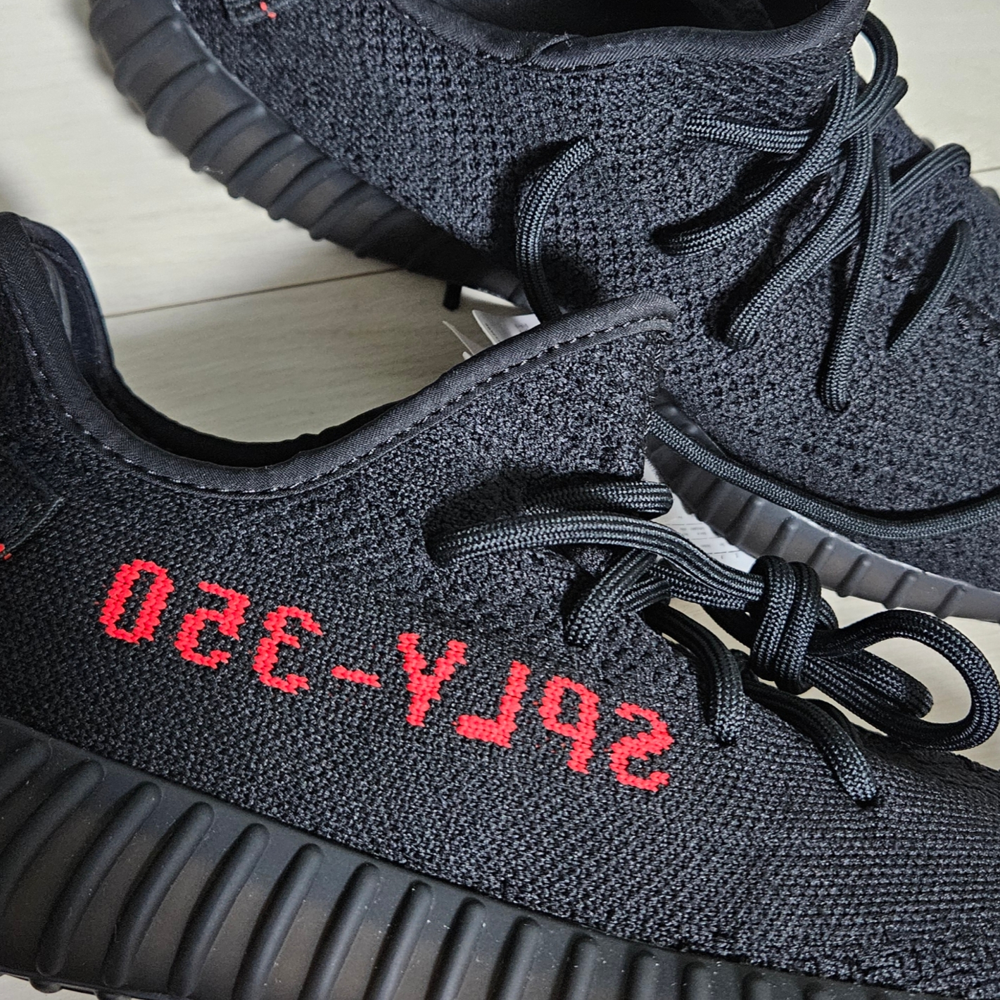 Adidas Yeezy Boost 350 V2 Black Red 2020 착용 스타일