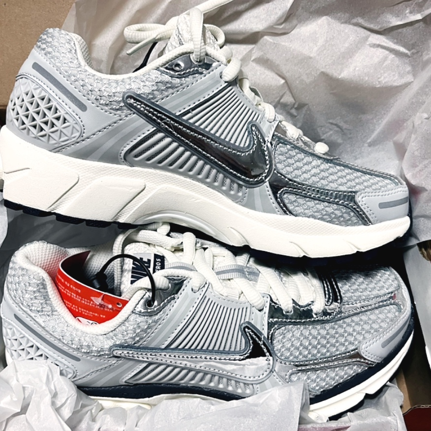 (W) Nike Zoom Vomero 5 Photon Dust and Metallic Silver 착용 스타일