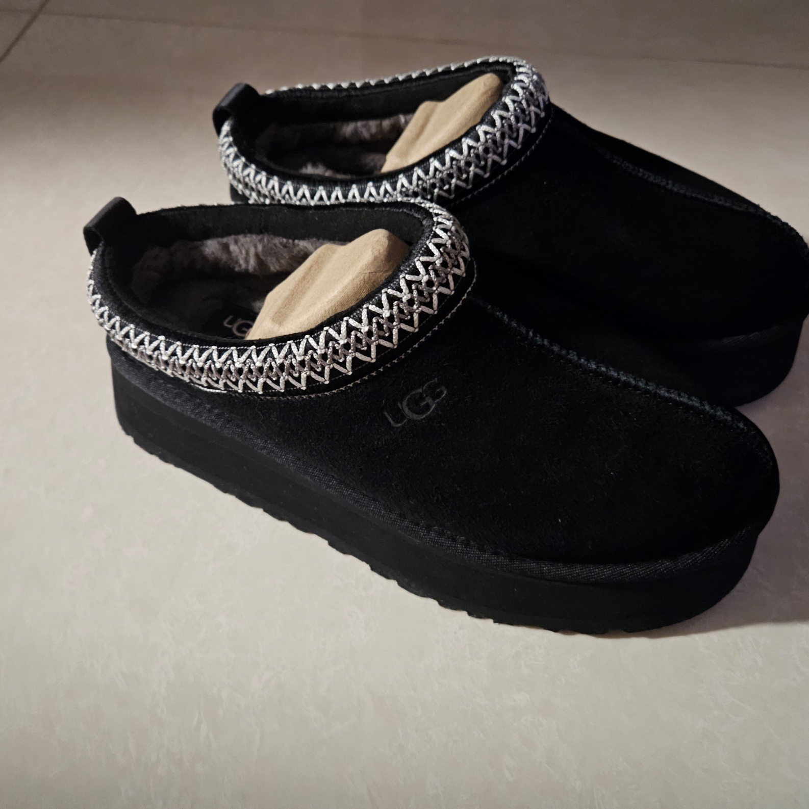 (W) UGG Tazz Slipper Black 착용 스타일