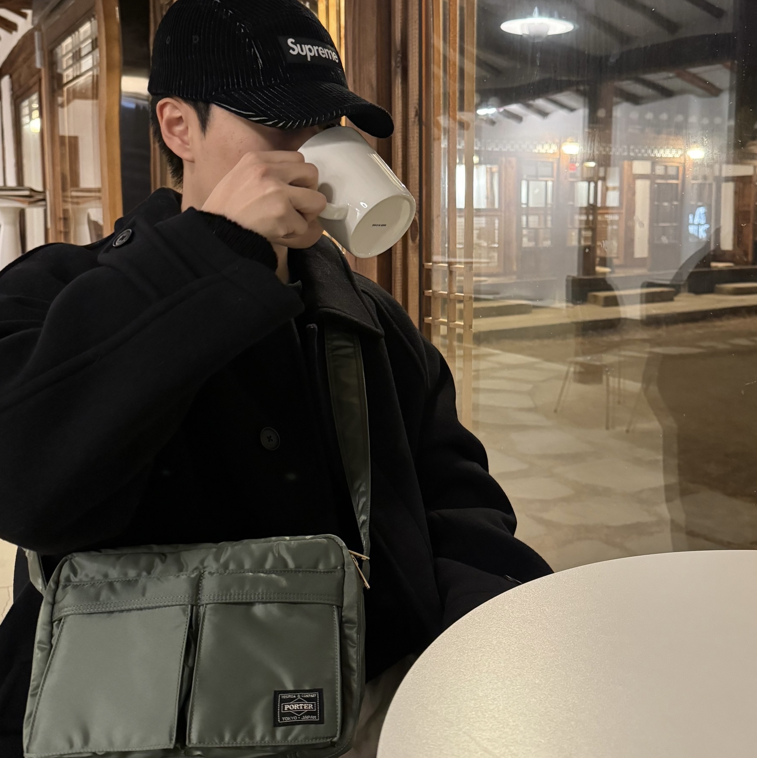 Porter Tanker Shoulder Bag S Sage Green, Supreme 2-Tone Corduroy Camp Cap Black - 23SS 착용 스타일 - 1