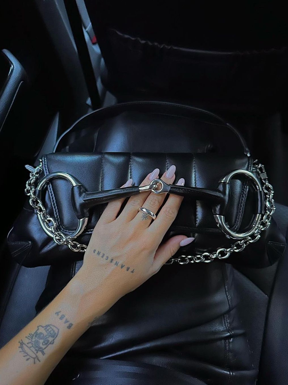 Gucci Horsebit Chain Small Shoulder Bag Black Leather, Gucci Horsebit Chain Small Shoulder Bag Rose Beige Leather 착용 스타일 - 4