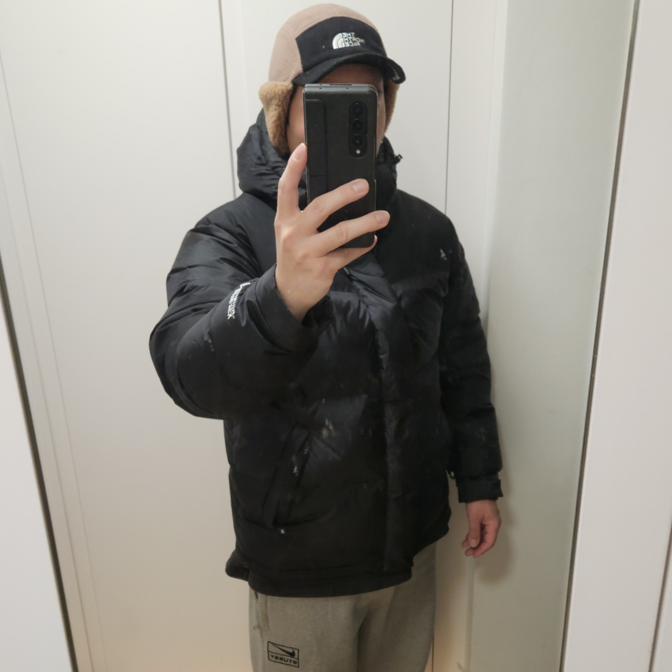 The North Face Fleece Earmuff Cap EX Beige, Nike x Stussy NRG RA Fleece Pants Dark Grey Heather (DJ9490-063) 착용 스타일 - 2