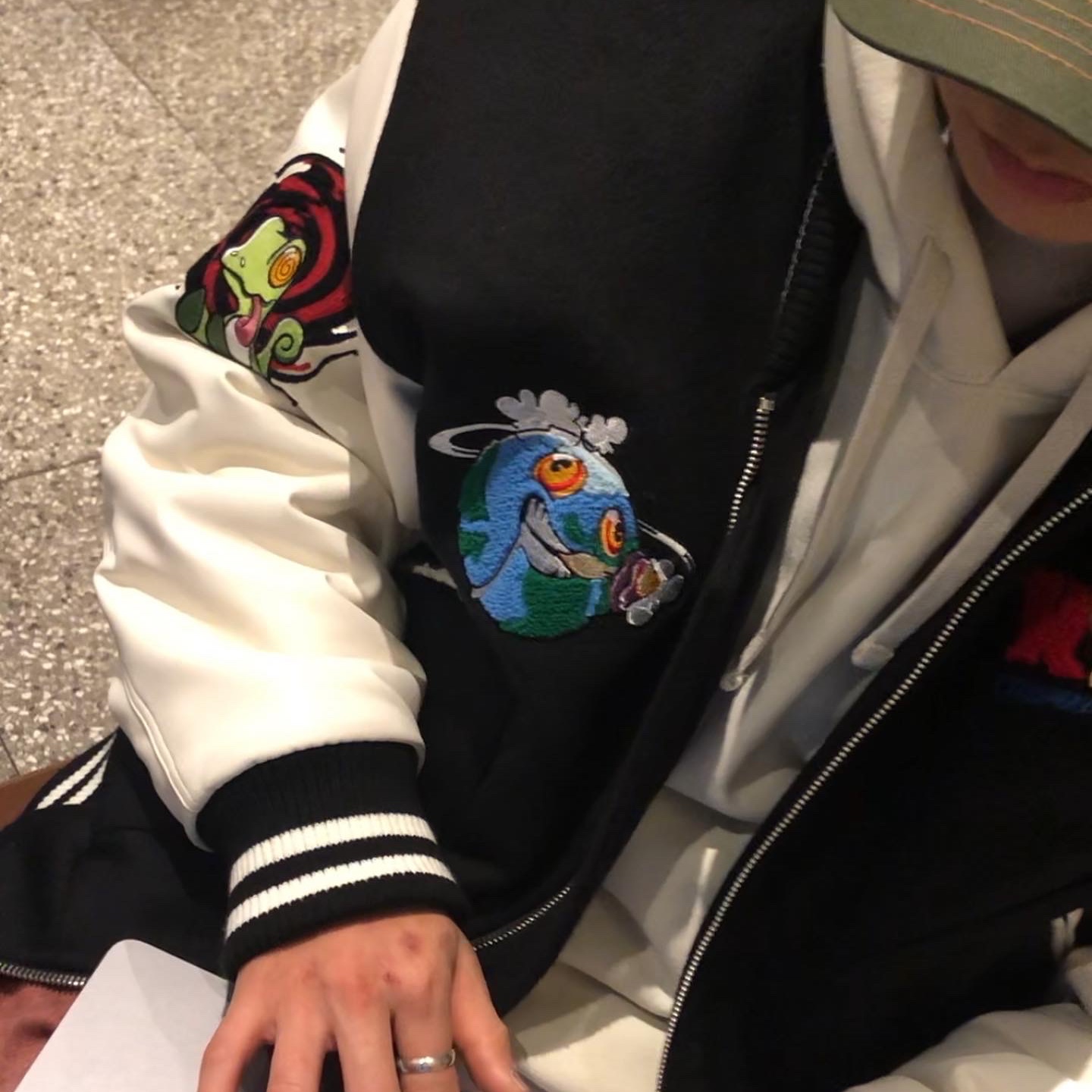 Stussy Popsicle Hoodie Stone 착용 스타일 - 2