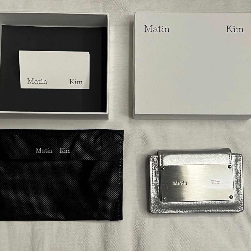 Matin Kim Accordion Wallet Silver 착용 스타일